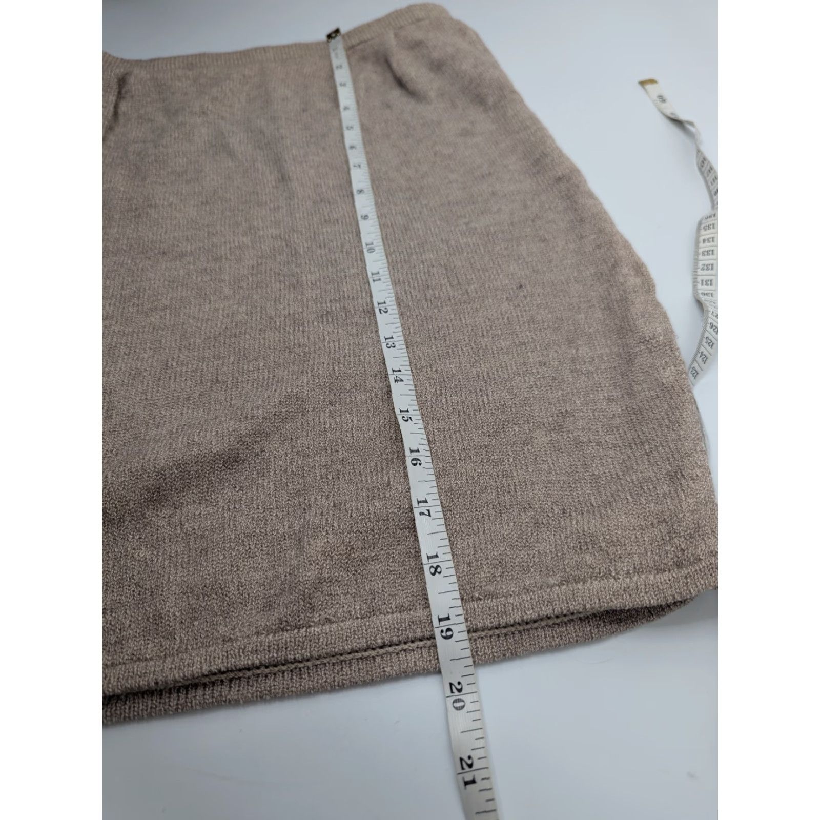 St. John St. John Skirt Womens 6 Pencil Pull On Taupe Brown Knit Knee Length Vintage: No? (No, Vintage: No) Size 28" / US 6 / IT 42 - 7 Thumbnail