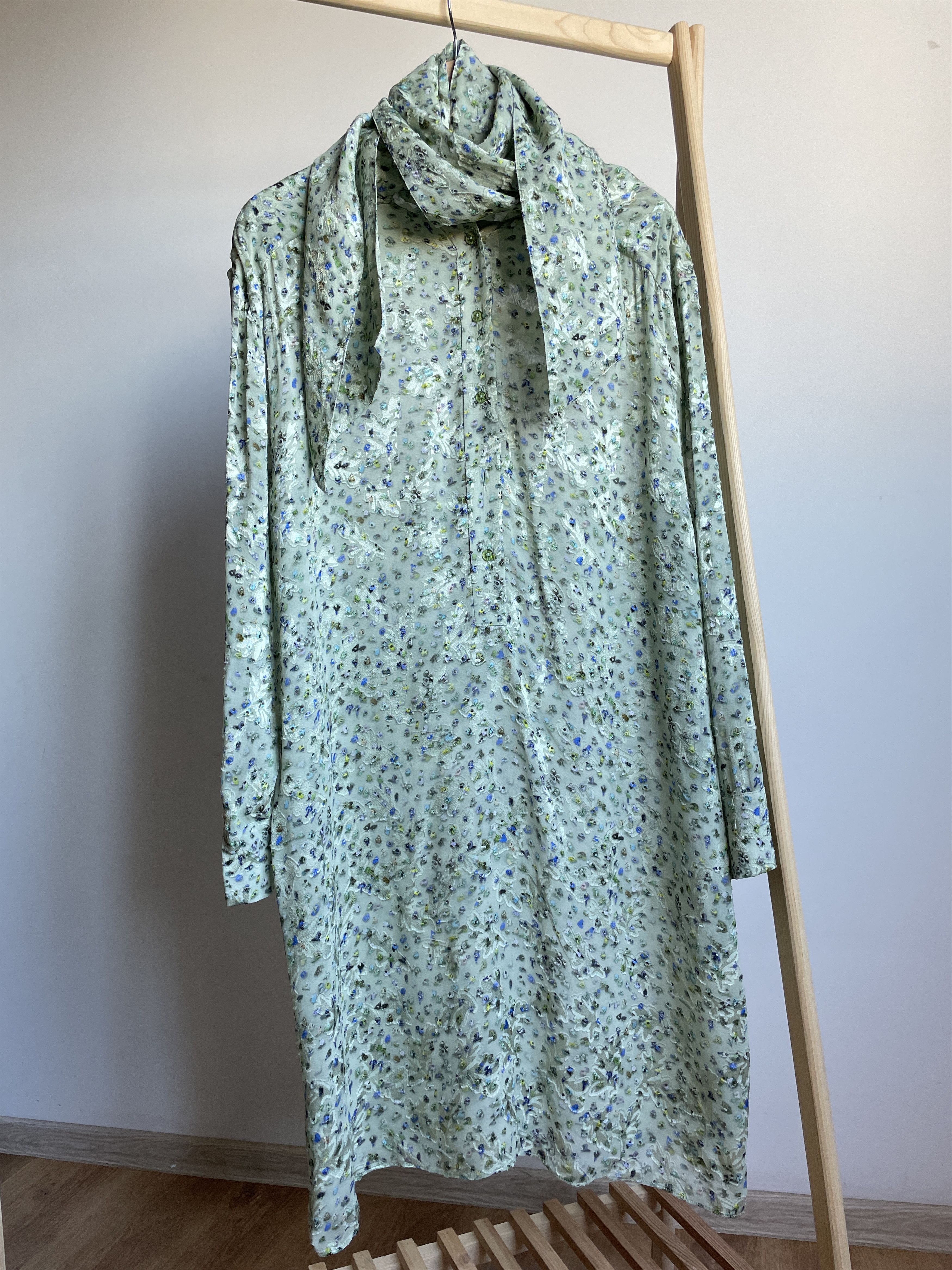 Acne Studios Acne Studios Crowd-Print Floral Scarf Neck VIscose Dress Size XS / US 0-2 / IT 36-38 - 2 Thumbnail