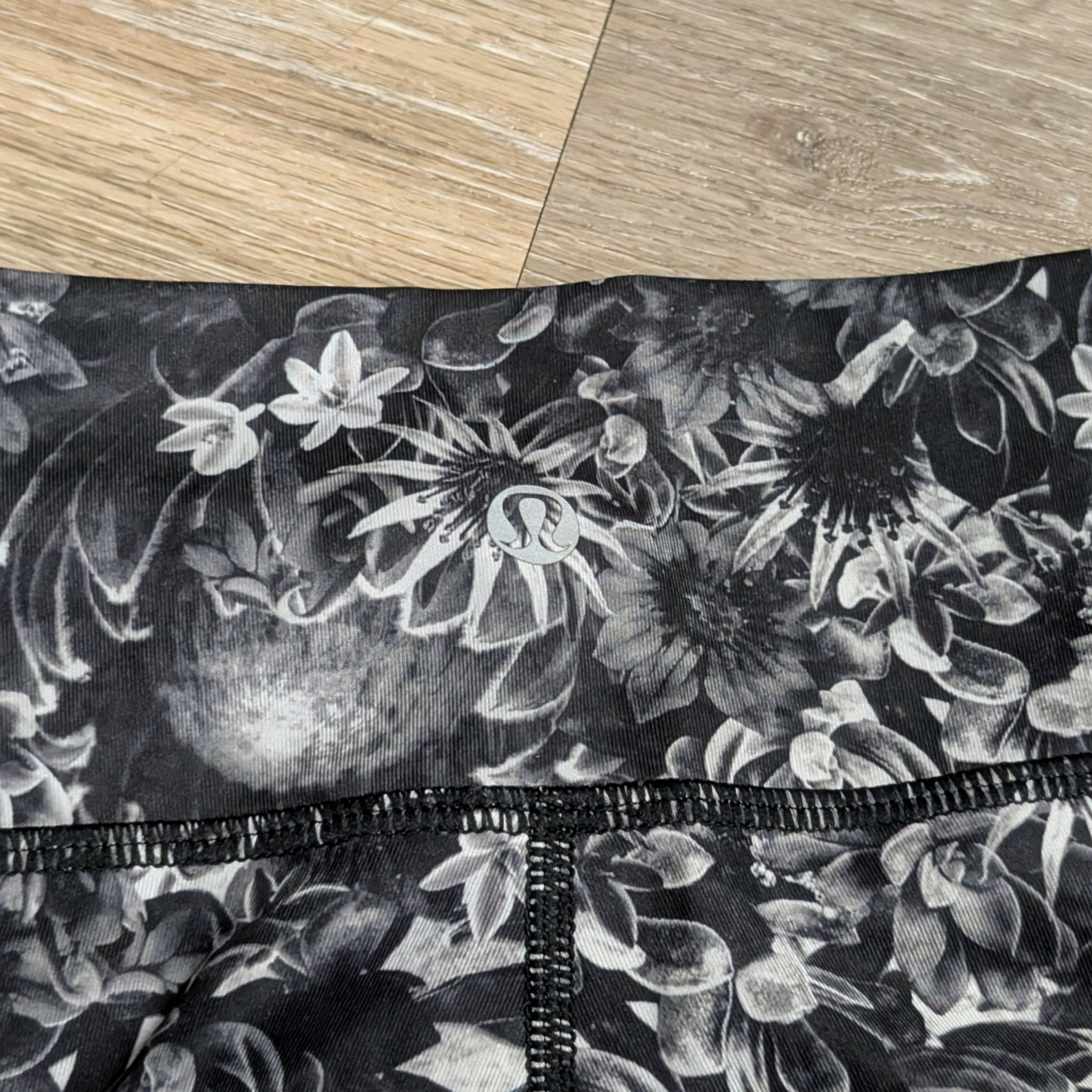 Lululemon Lululemon Flowabunga Wunder Under Crop Leggings Bottoms 4 Size 27" / US 4 / IT 40 - 4 Thumbnail