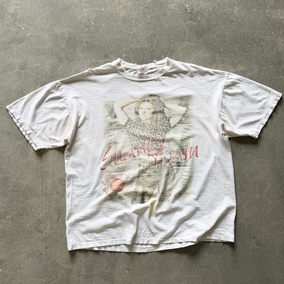 Vintage THRASHED Vintage Shania Twain Tour T-Shirt Size US XL / EU 56 / 4 - 1 Thumbnail
