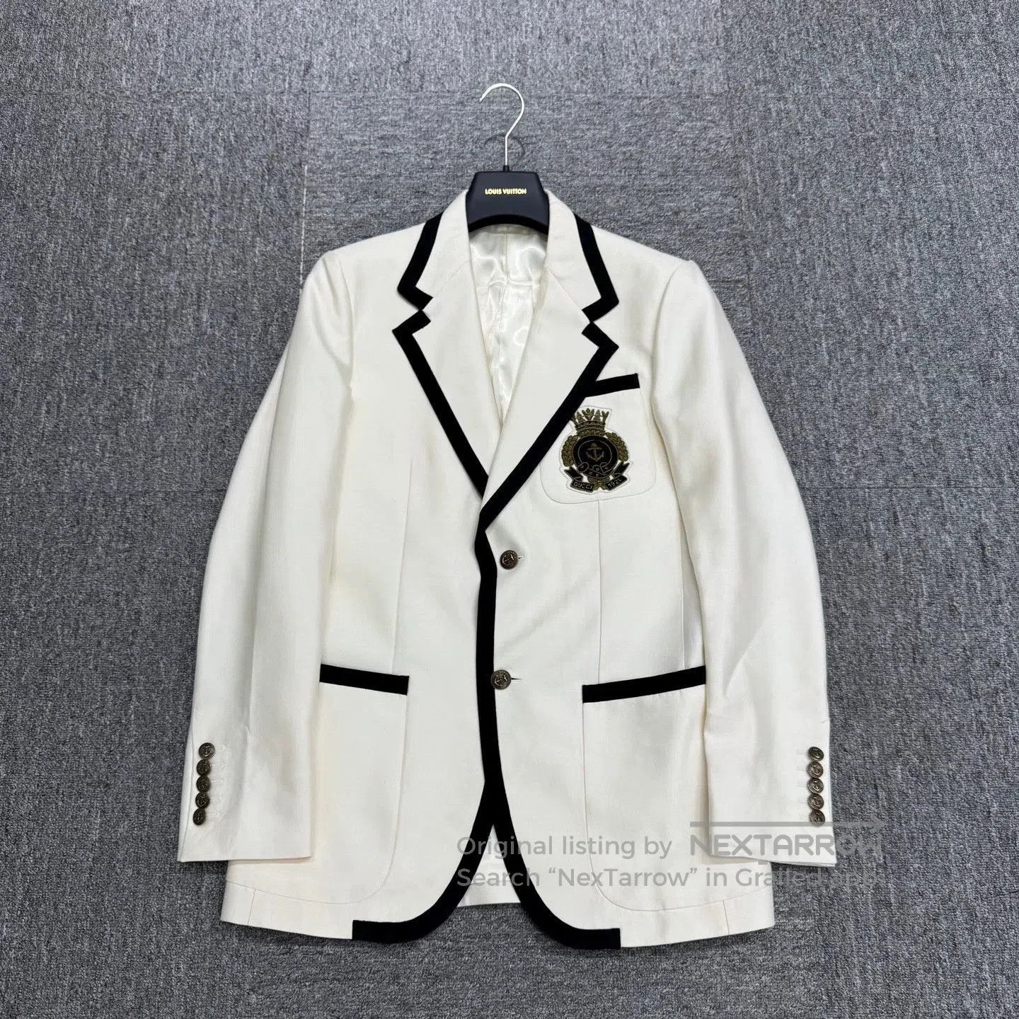 Gucci White Blazer with Black Trim and Crest. Size US M / EU 48-50 / 2 - 1 Thumbnail