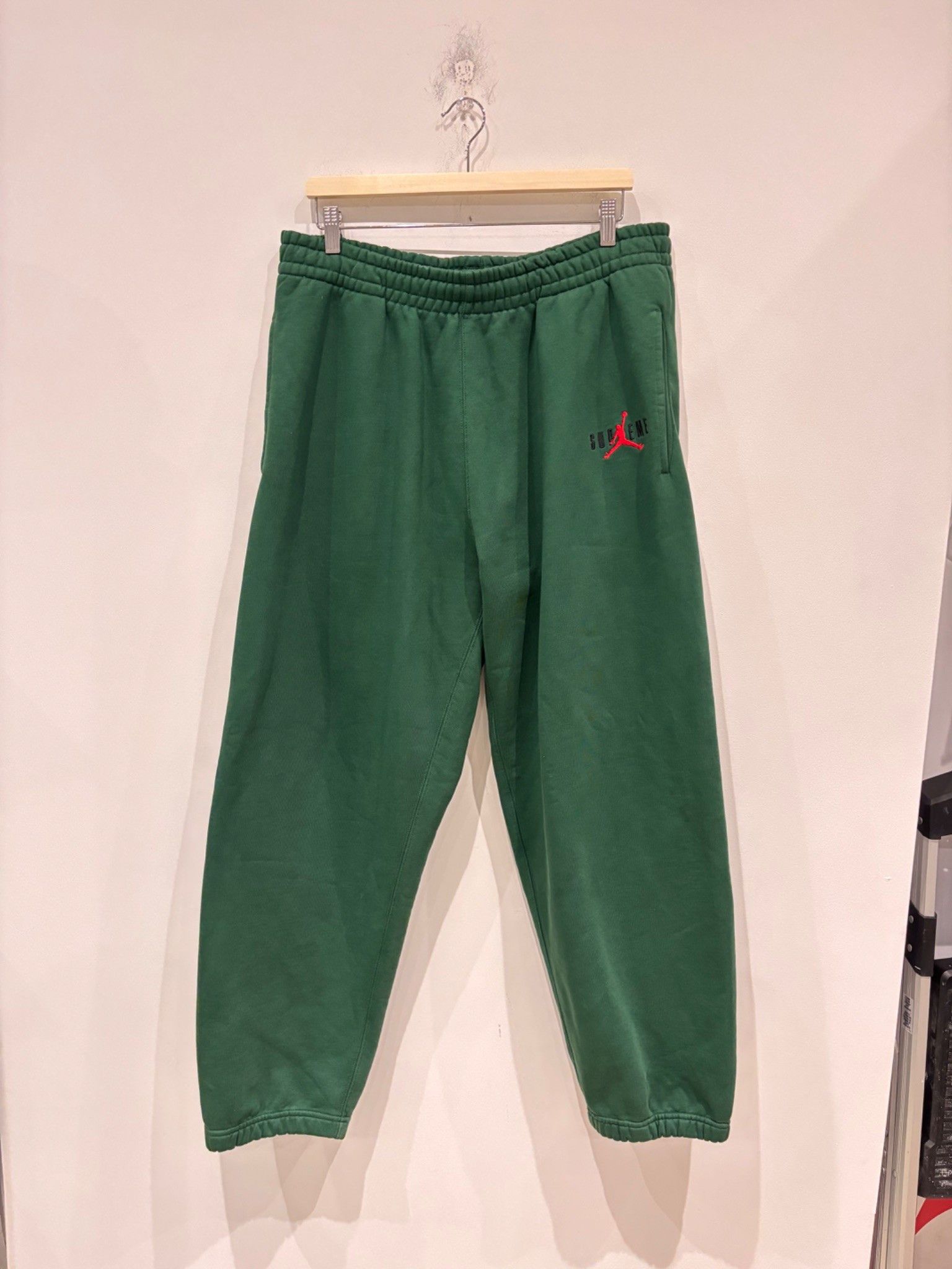 Supreme Supreme Jordan Sweatpant (FW24) Green Size US 34 / EU 50 - 1 Thumbnail