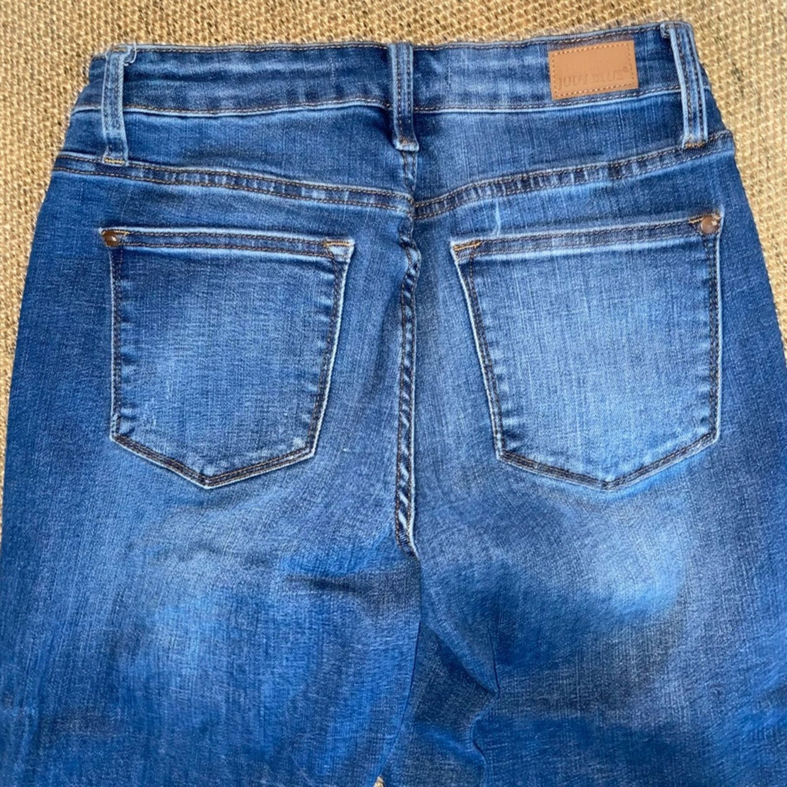 Judy Blue Judy Blue $79 Patch Perfect Boyfriend Jeans 5 / 27” EUC Size 27" / US 4 / IT 40 - 9 Thumbnail