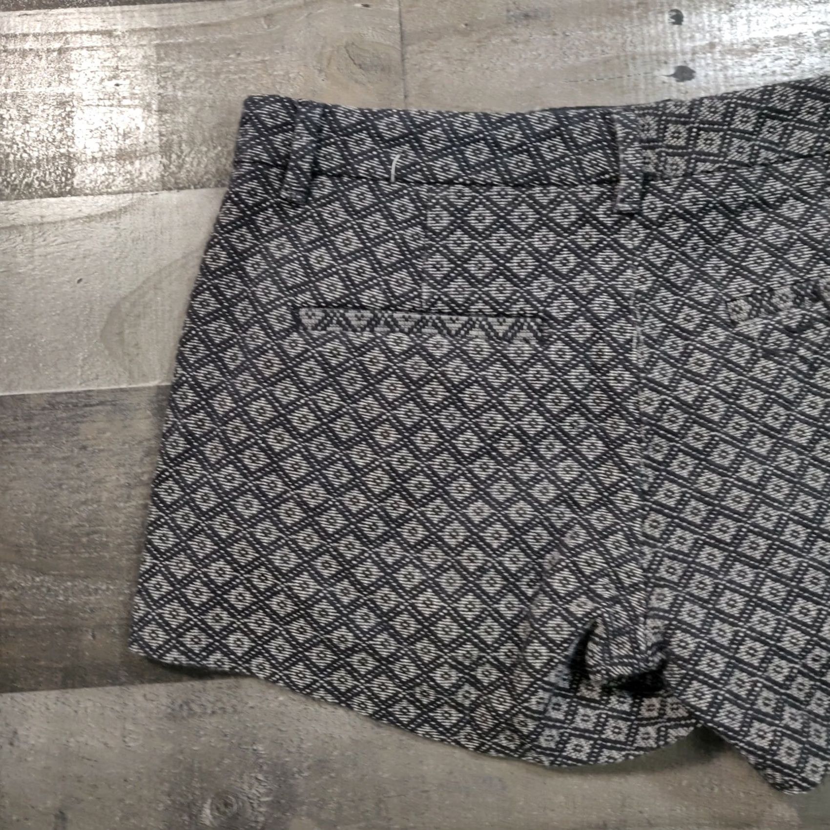Banana Republic Banana Republic Shorts Womens Black Hot Pants Mid-Rise Diamond Pattern Casual Size 0 Size 28" / US 6 / IT 42 - 6 Thumbnail