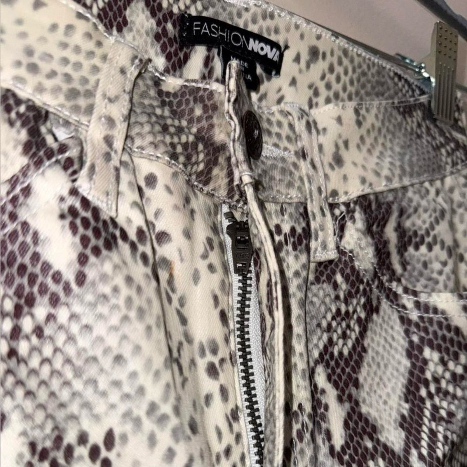 Fashion Nova Fashion Nova Snakeskin Print Skinny Pants Size Small Size 25" / US 0 / IT 36 - 5 Thumbnail