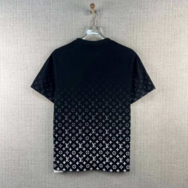 Louis Vuitton Louis Vuitton Full Logo printing gradient round neck short Size US M / EU 48-50 / 2 - 3 Thumbnail