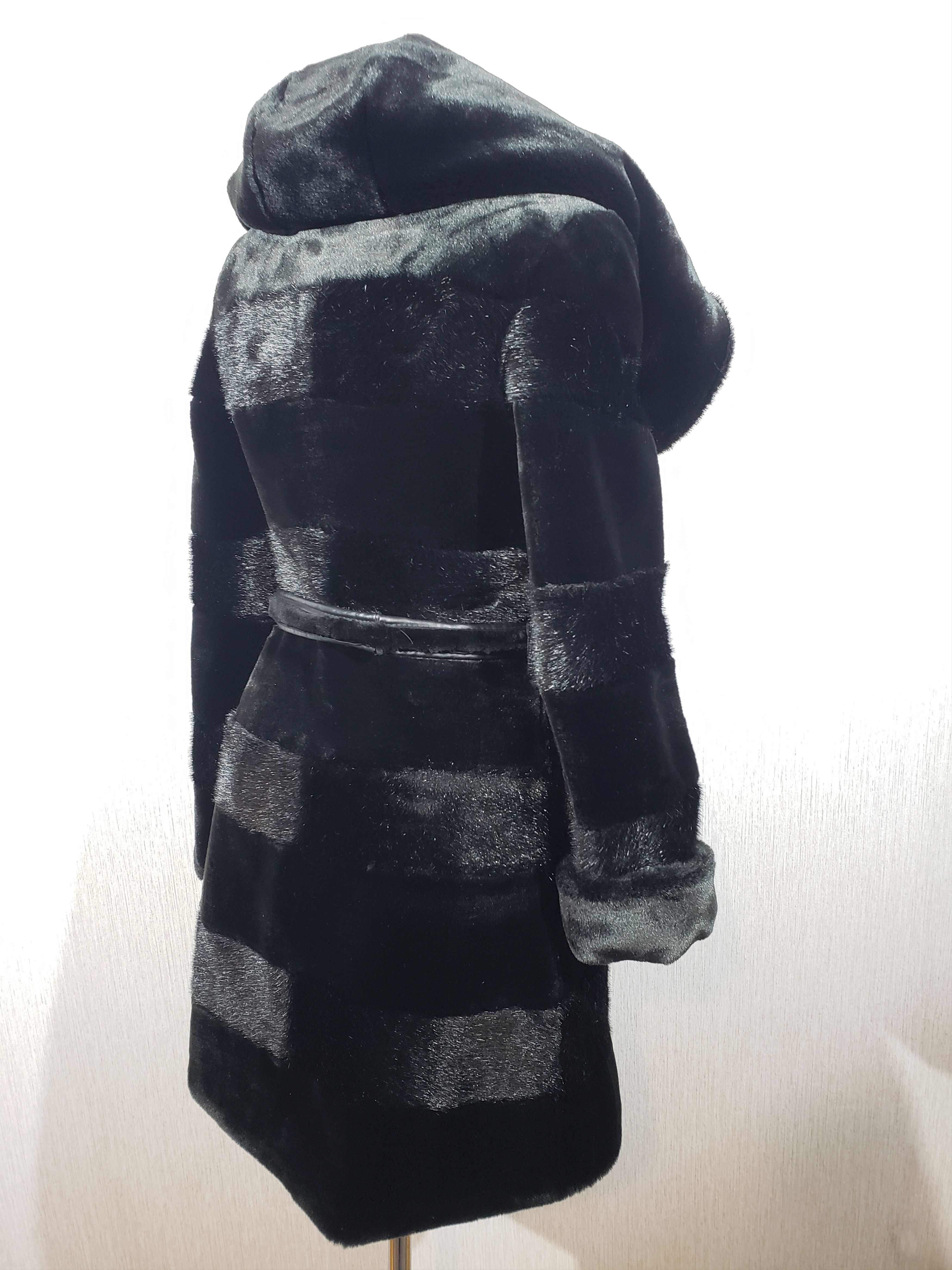 Other Women's fur coat made of warm, reliable faux fur. Size S / US 4 / IT 40 - 5 Thumbnail