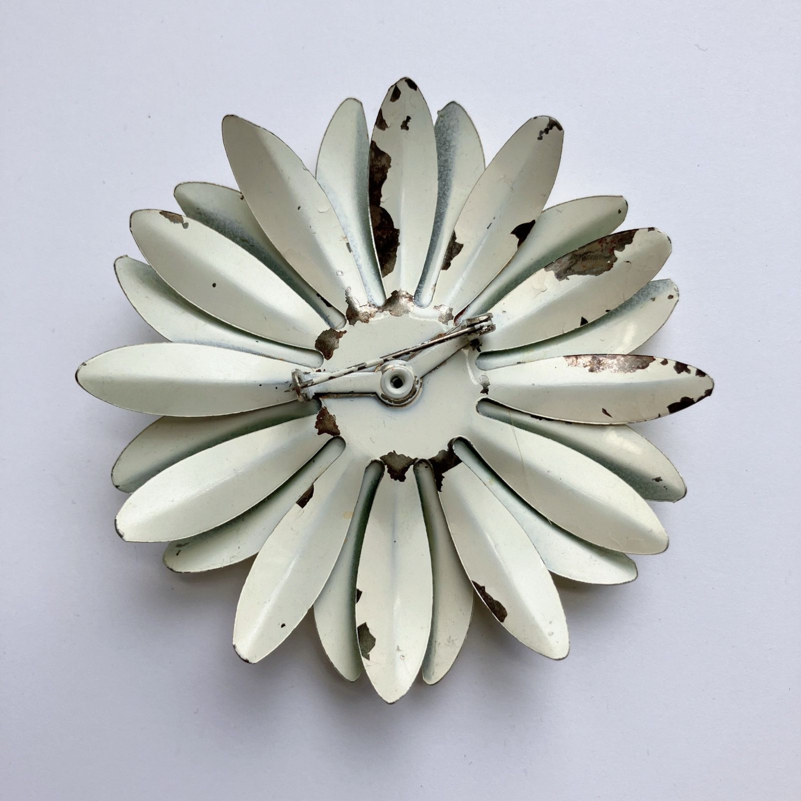 Vintage VTG 1960s Mod Cream Yellow Enamel Daisy Flower Power Brooch Size ONE SIZE - 7 Thumbnail