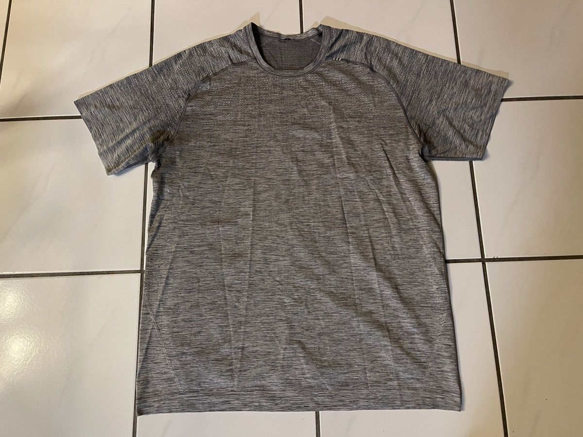 Lululemon Lululemon T Shirt Mens XL Gray Gym Workout Active Size US XL / EU 56 / 4 - 1 Thumbnail