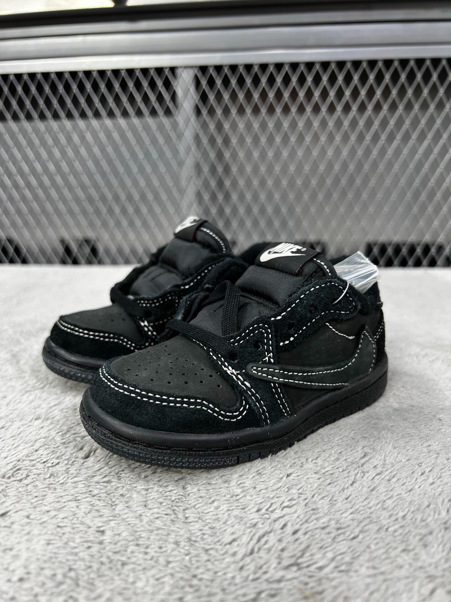 Nike Nike Black Lowtop Sneakers 22 Men Size US 10 / EU 43 - 1 Thumbnail