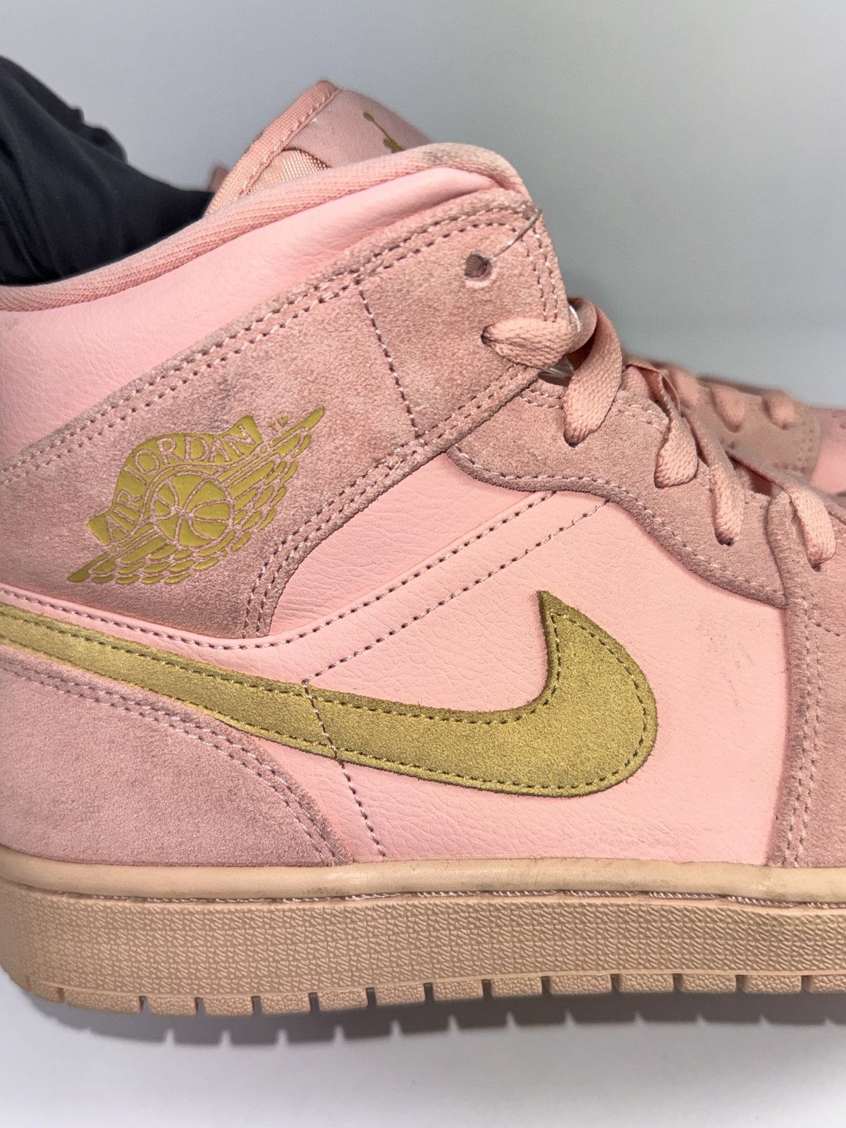 Jordan Brand JORDAN 1 MID CORAL GOLD Size US 9.5 / EU 42-43 - 7 Thumbnail