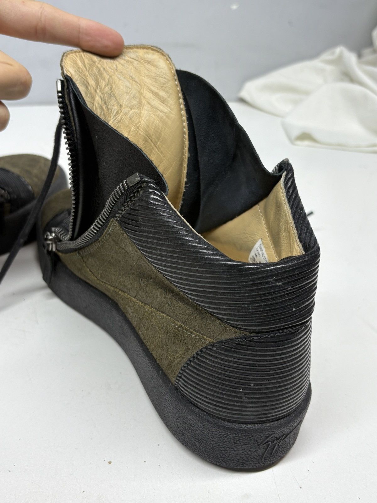 Giuseppe Zanotti Giuseppe Zanotti high top diamond zip sneakers Size US 8 / EU 41 - 10 Thumbnail