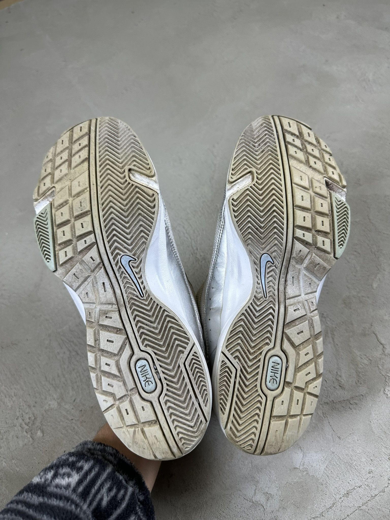 Nike 00s Vintage Nike Y2k Silver Low Hype Sneakers Rare Size US 9.5 / EU 42-43 - 7 Thumbnail
