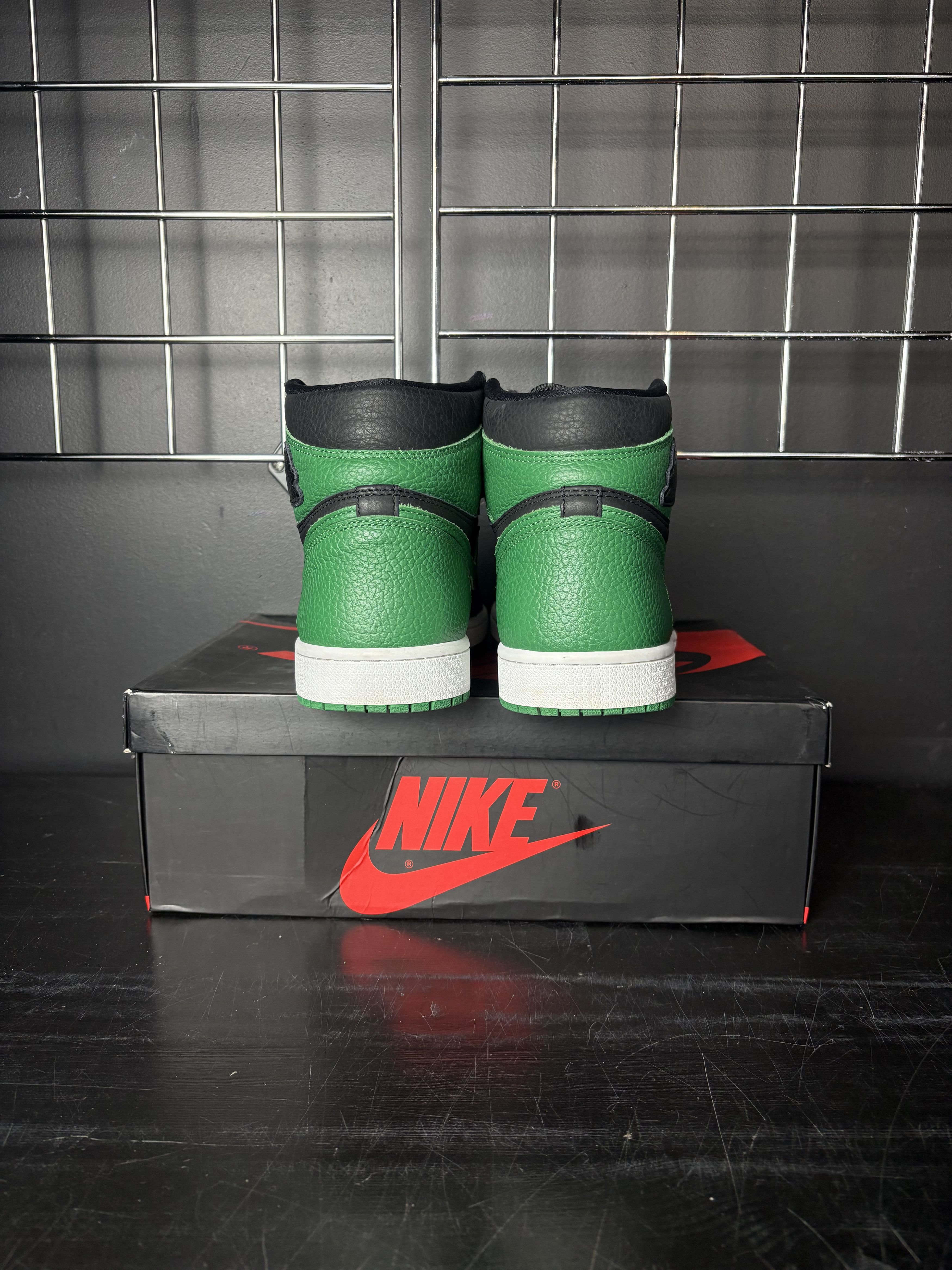 Jordan Brand Air Jordan 1 Retro High "Pine Green Black" **PRE-OWNED** Size US 10.5 / EU 43-44 - 4 Thumbnail