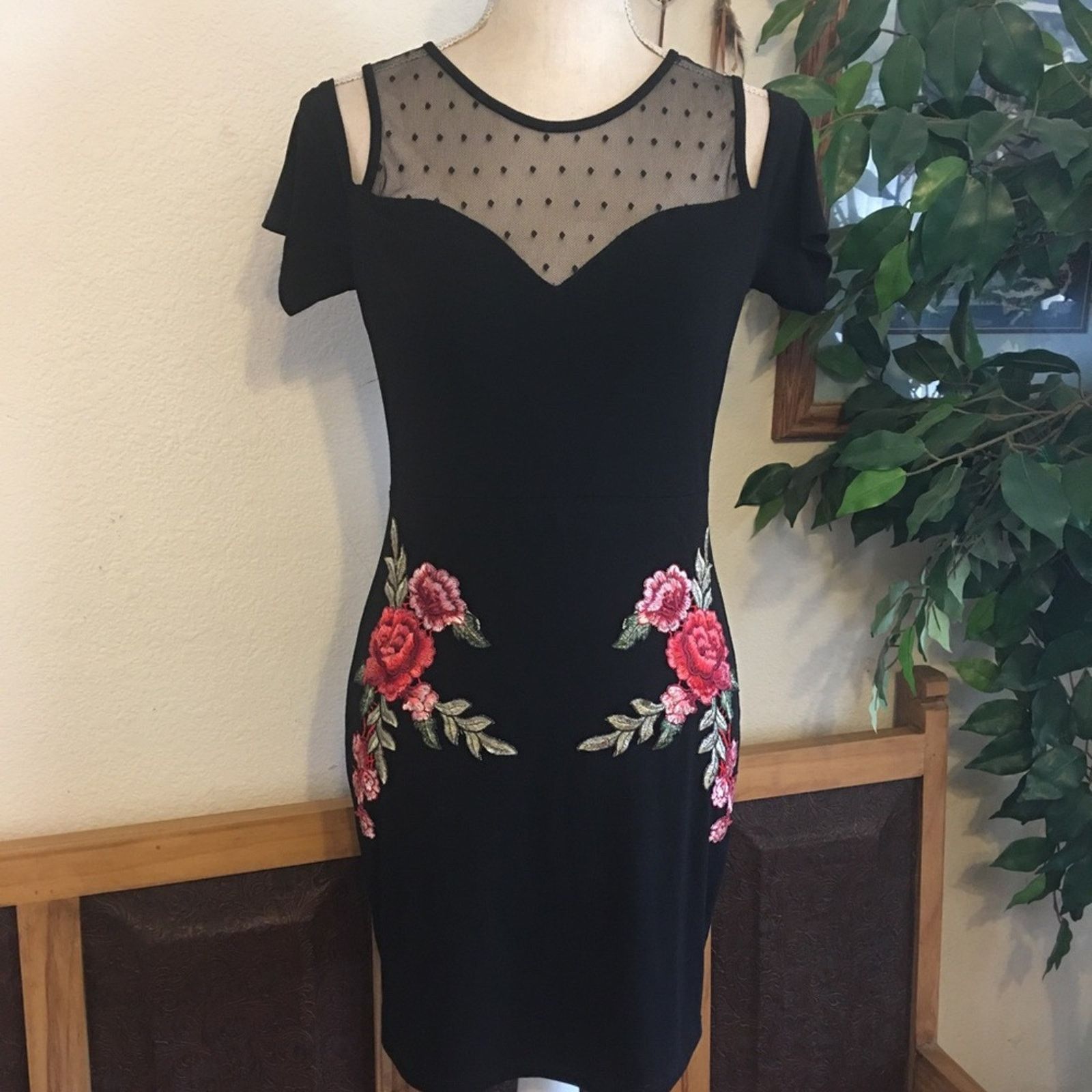 Designer Sweet Rain cold shoulder floral embroidered dress Size M / US 6-8 / IT 42-44 - 1 Thumbnail