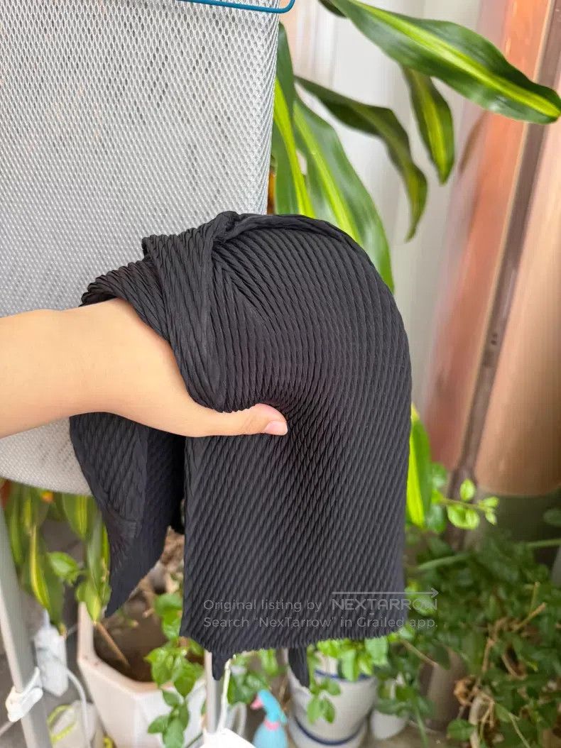 Issey Miyake Issey Miyake Small Fish Scale Long Sleeve Base Top, Black Size S / US 4 / IT 40 - 5 Thumbnail