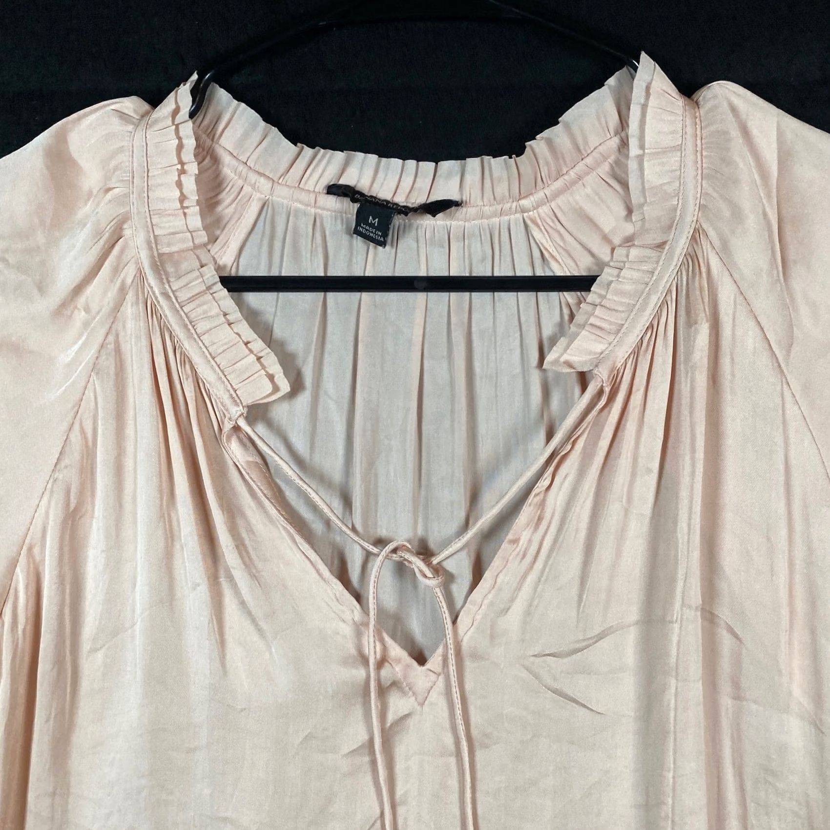 Banana Republic Banana Republic Blouse V Neck Cap Sleeve Polyester M Womens Peach Shiny Size M / US 6-8 / IT 42-44 - 2 Thumbnail