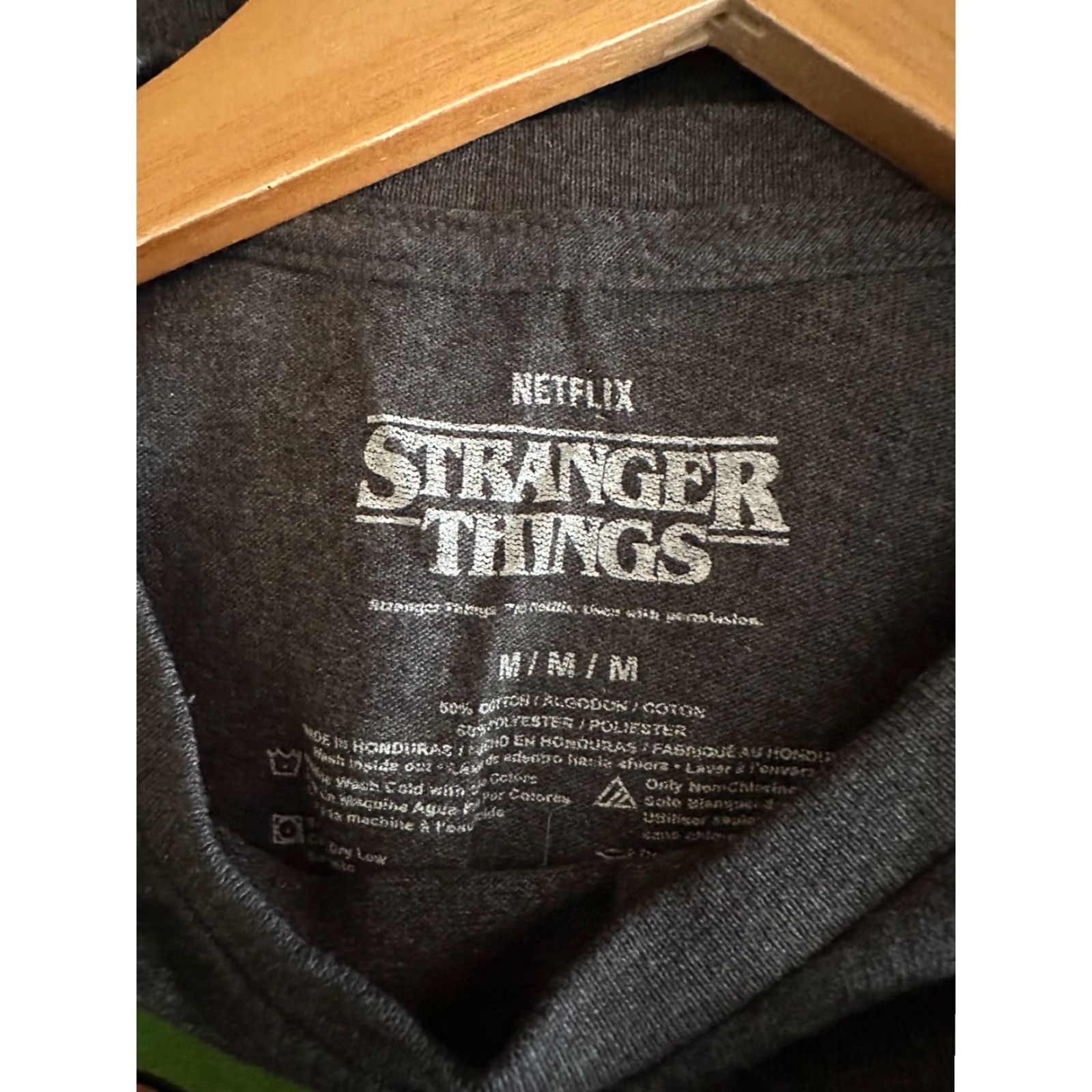 Vintage Netflix Stranger Things Hawkins Tigers Gray T-shirt Lucas Basketball Medium Mens Shirt Size US M / EU 48-50 / 2 - 3 Thumbnail