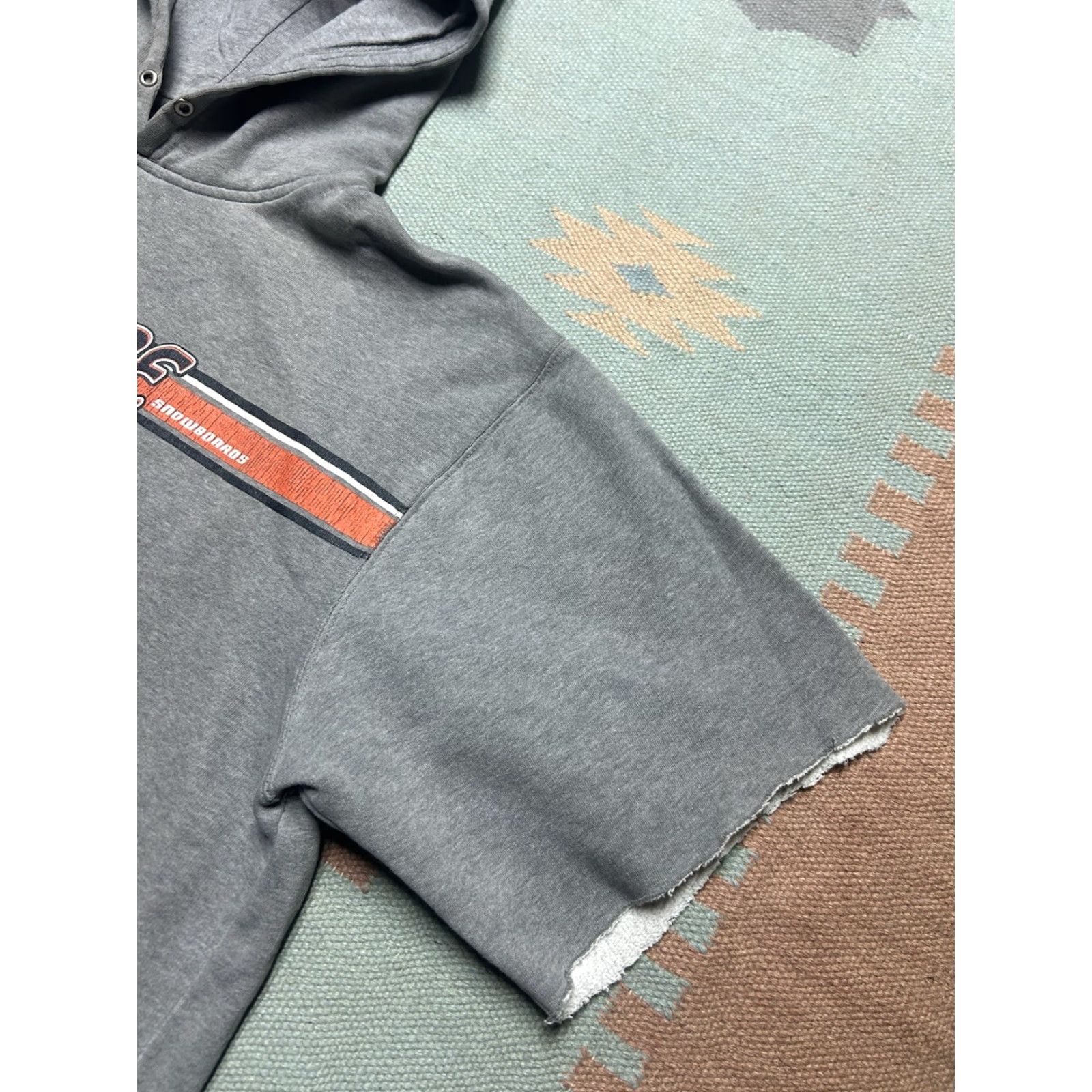 American Eagle Outfitters VINTAGE American Eagle Outfitters Hoodie Sweatshirt Short Sleeve XL Gray Men Pullover Snowboards Chopped Grip? Size US XL / EU 56 / 4 - 4 Thumbnail