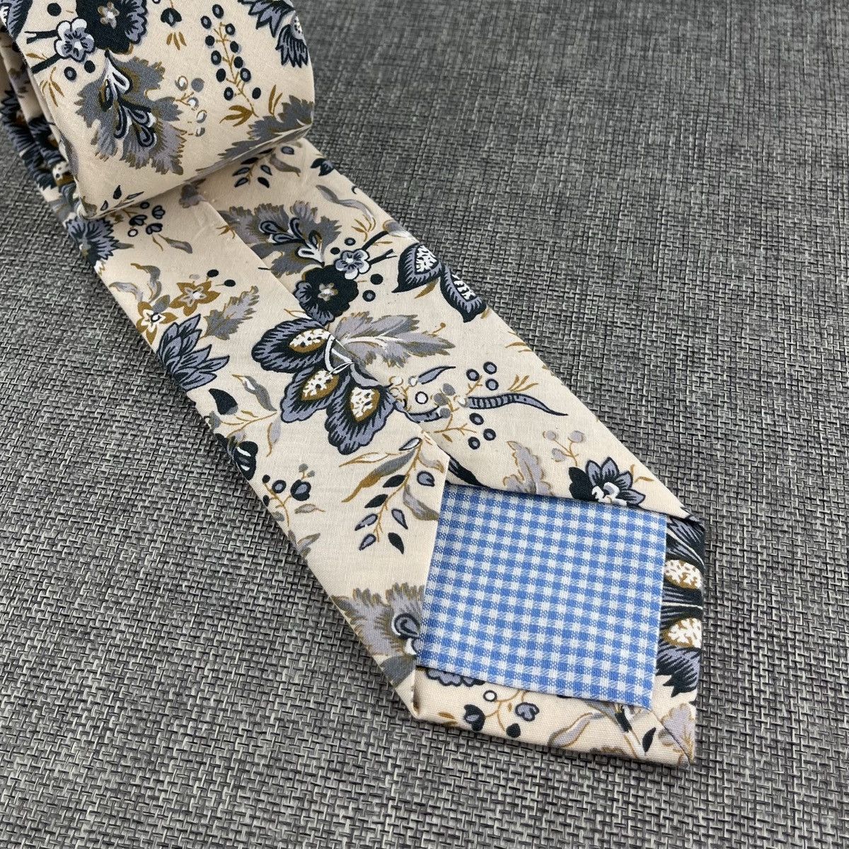 Other Men’s Off-white w/ Steel Blue Oriental Floral Necktie Size ONE SIZE - 8 Thumbnail