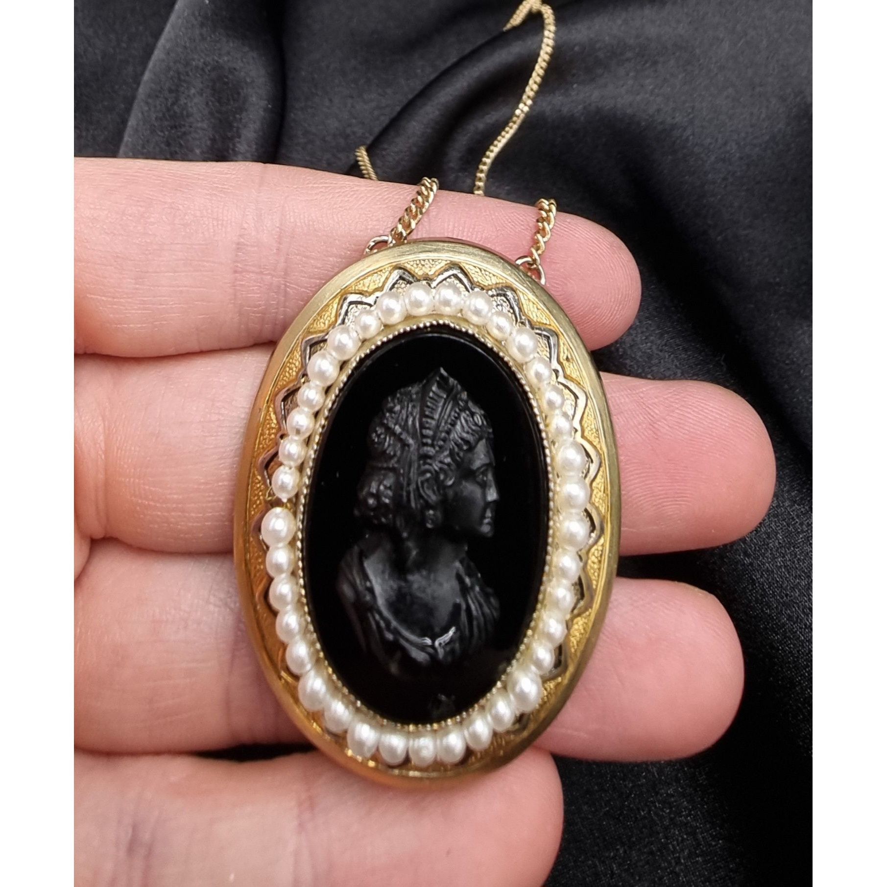 Vintage Vintage 1950s-1960s Gold Black Cameo Necklace With Black Res Size ONE SIZE - 4 Thumbnail