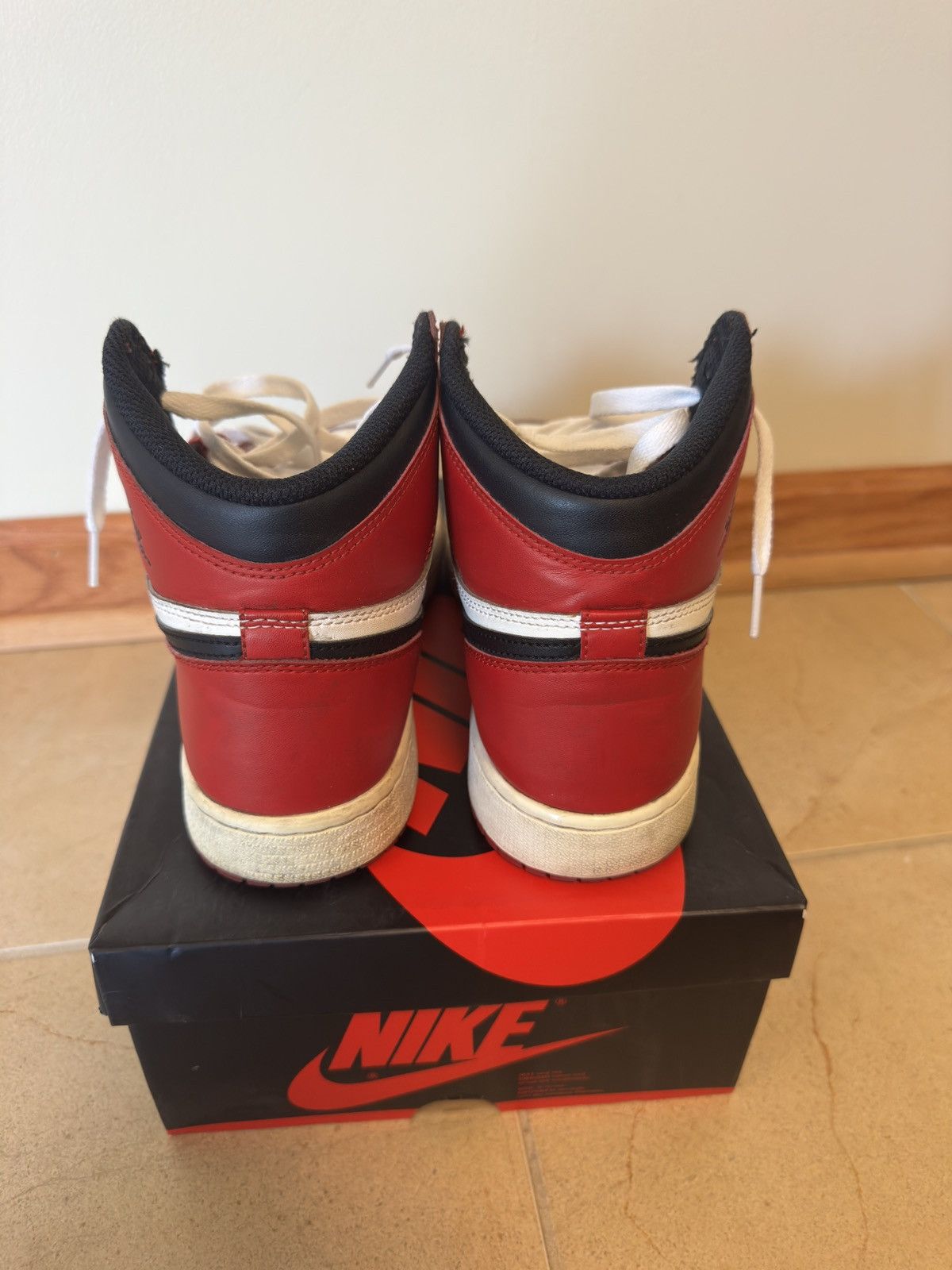 Jordan Brand Jordan 1 Retro Chicago 2015 GS 7 w/ Box (Missing Insoles) Size US 7 / EU 40 - 4 Thumbnail
