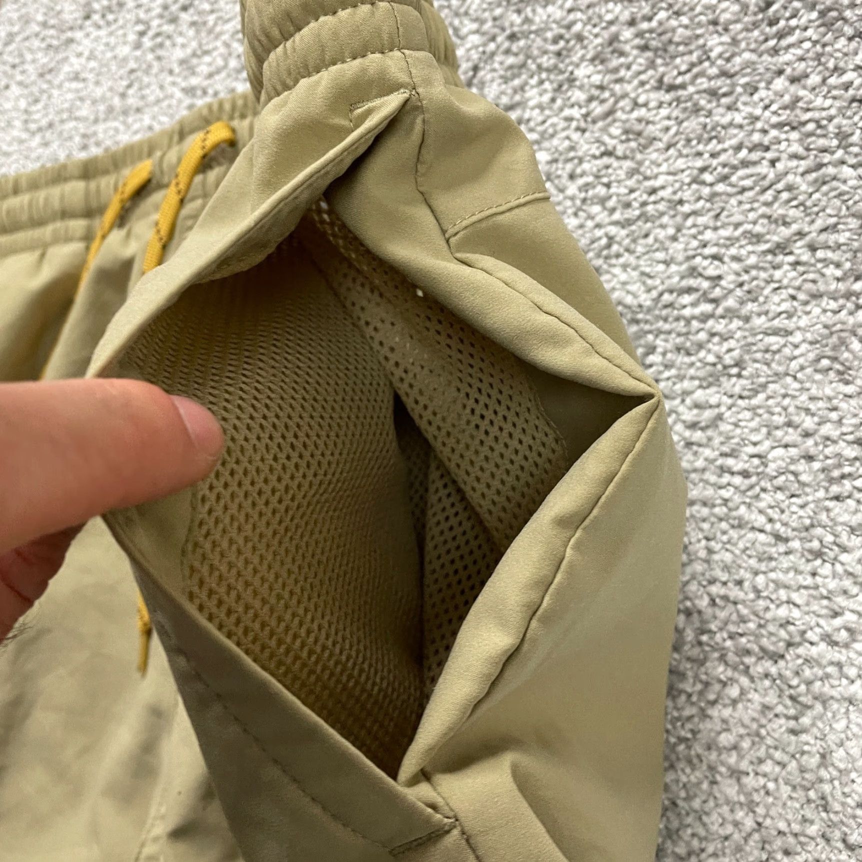 Vintage VINTAGE Columbia Chino Shorts Mens Medium Khaki Brown Elastic Waist Casual Travel 8 Inch Inseam Size US 31 - 6 Thumbnail