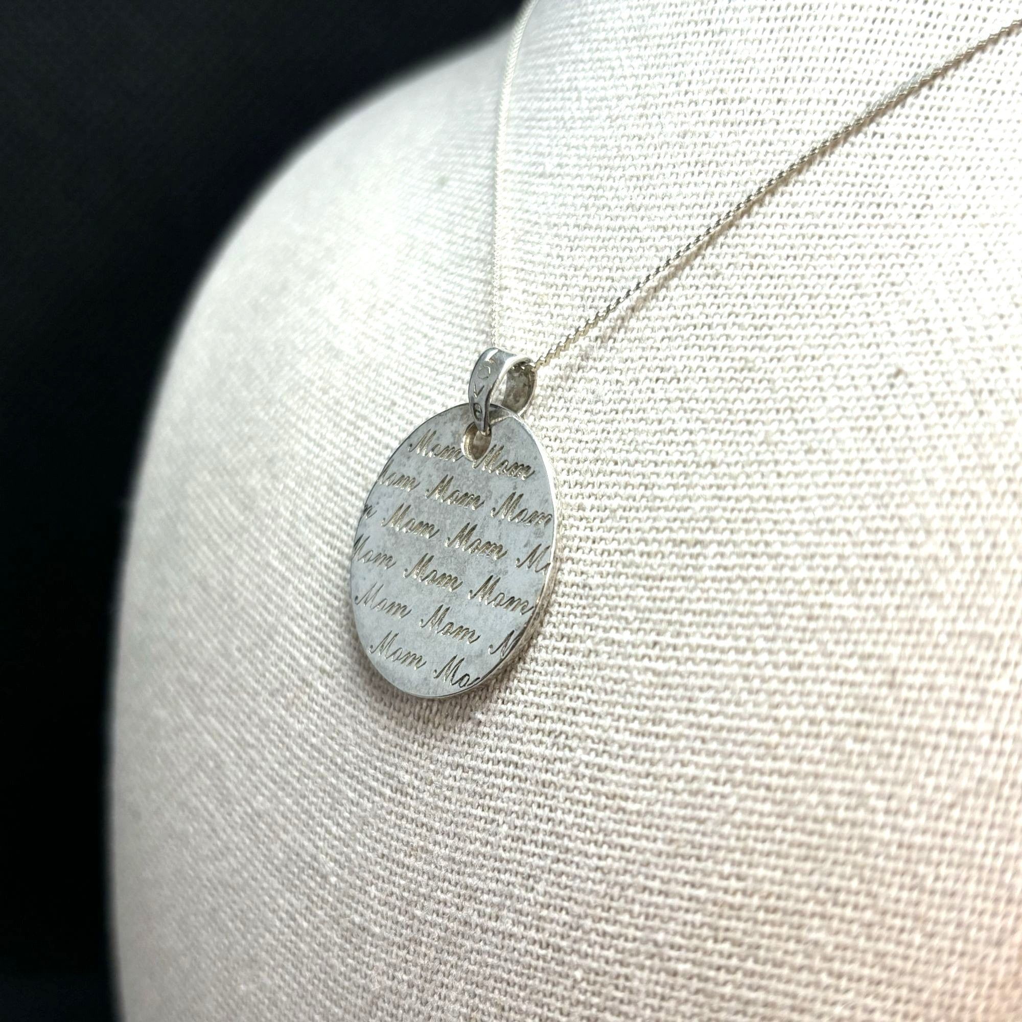 Vintage VTG Sterling Silver 925 "Mom" Script Engraving Circle Pendan Size ONE SIZE - 3 Thumbnail