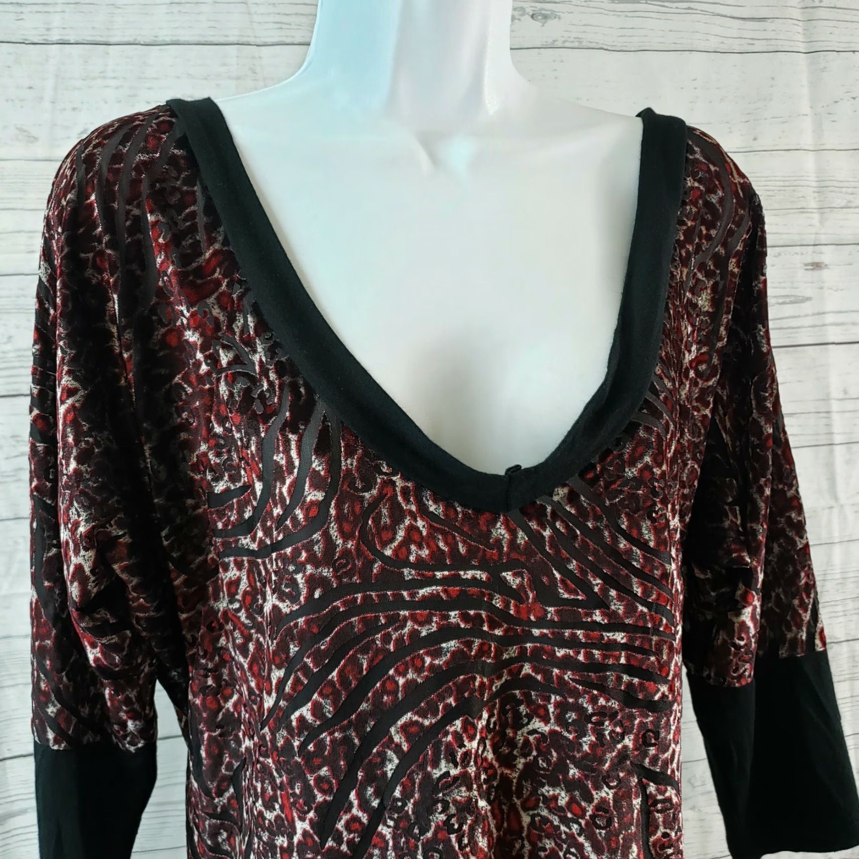 BKE BKE Boutique Womens Top Blouse M Black Red Animal Print Velvet 3/4 Sleeve V-Neck Size M / US 6-8 / IT 42-44 - 2 Thumbnail