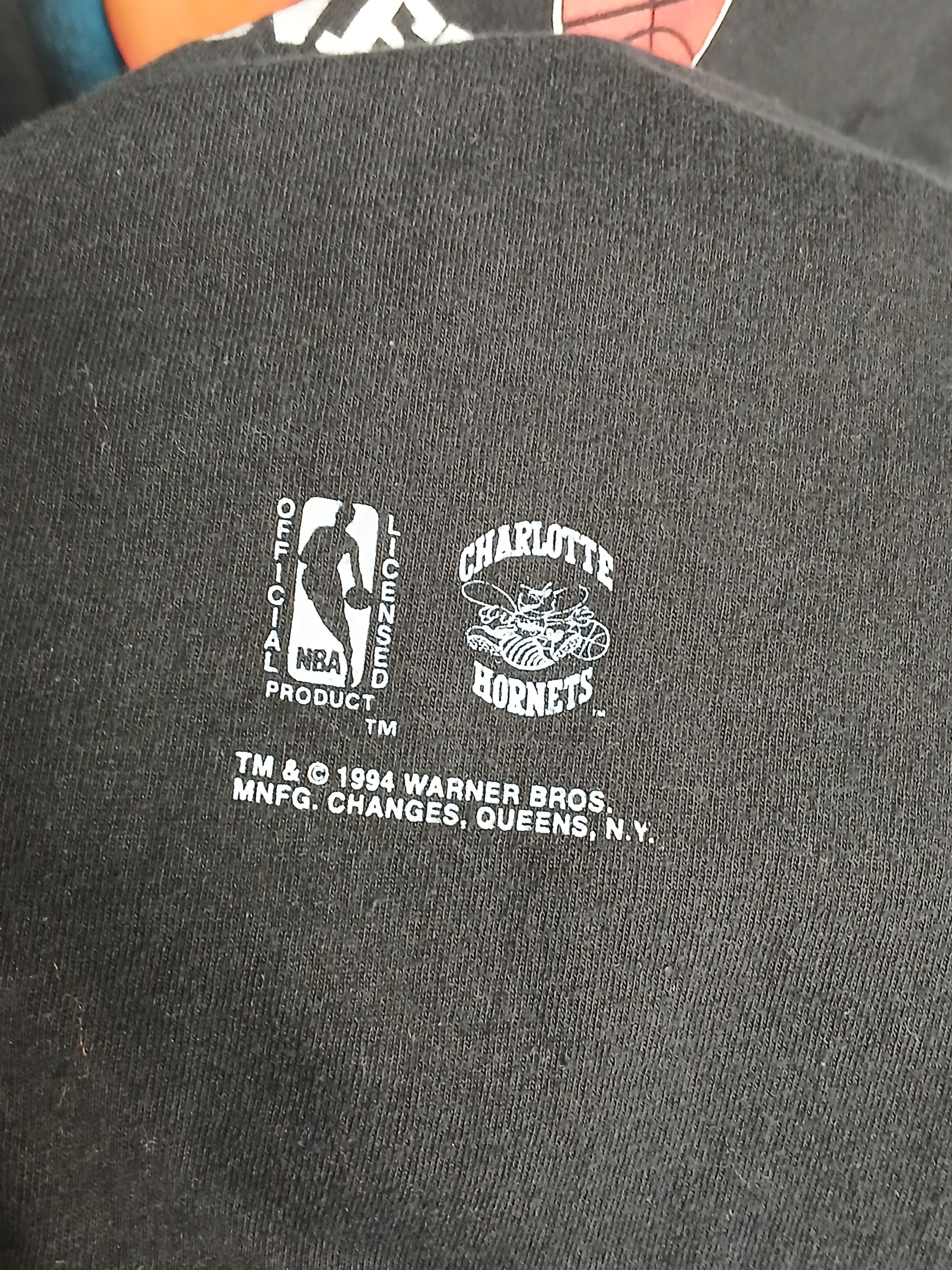 NBA × Vintage × Warner Bros Vintage 1994 NBA Charlotte Hornets Daffy Duck T-Shirt Size US XL / EU 56 / 4 - 4 Thumbnail