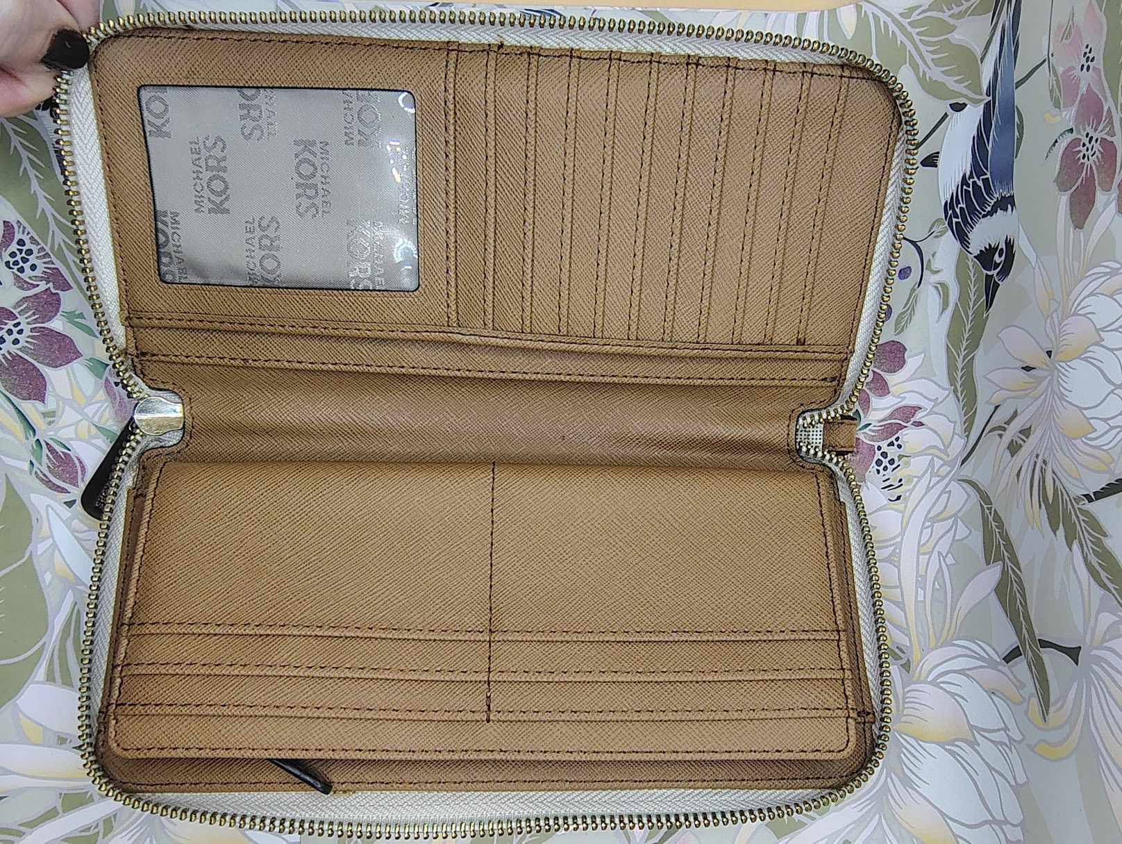 Michael Kors Michael Kors Wallet in the vanilla signature-print canvas. Size ONE SIZE - 6 Thumbnail