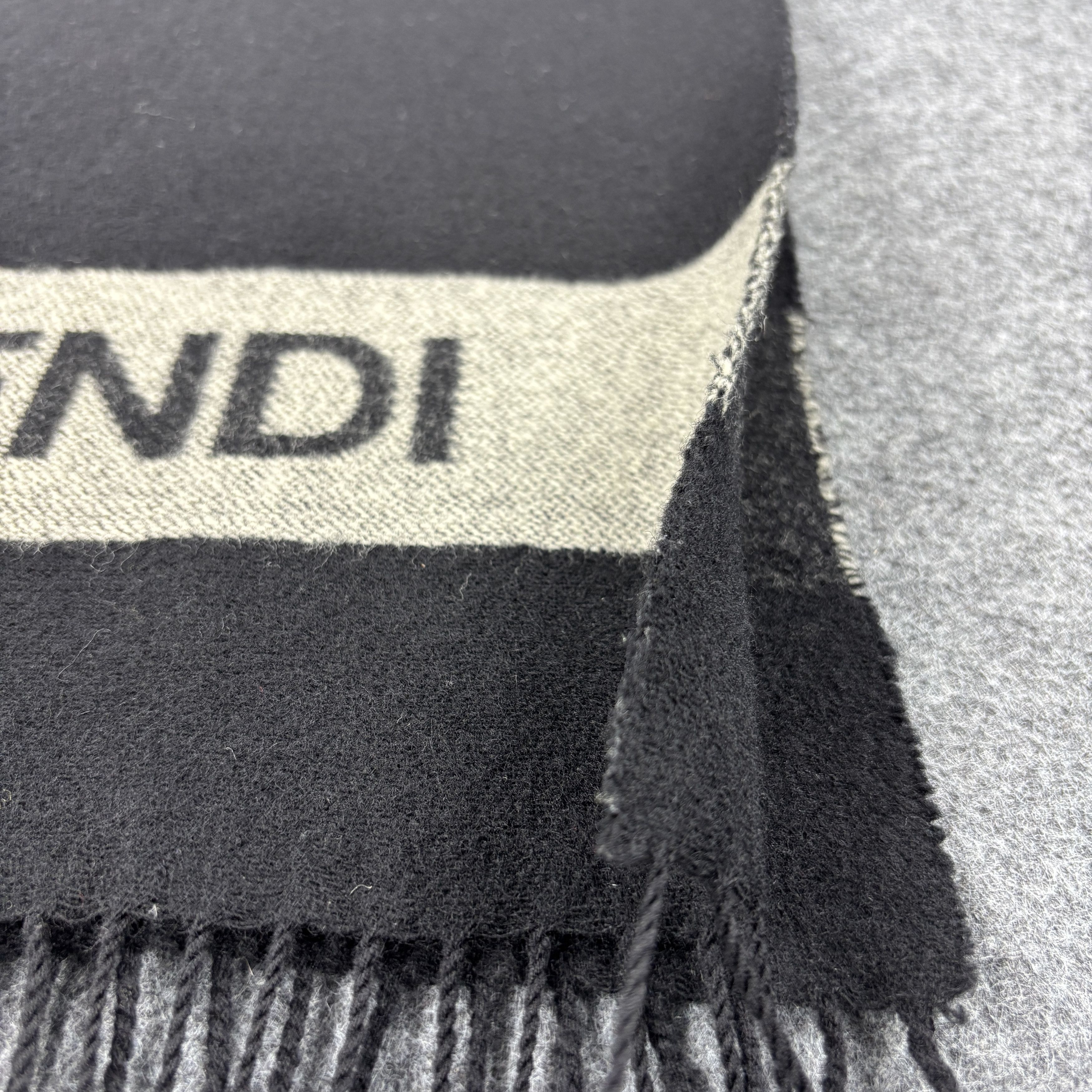 Fendi × Vintage GF10717 Fendi Scarf Neck Wear Muffler Nova Check Size ONE SIZE - 5 Thumbnail