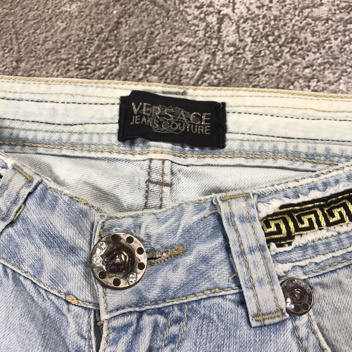 Vintage Vintage 90s Versace Jeans Couture Baggy Faded Jeans Logo 28 Size 28" / US 6 / IT 42 - 5 Thumbnail