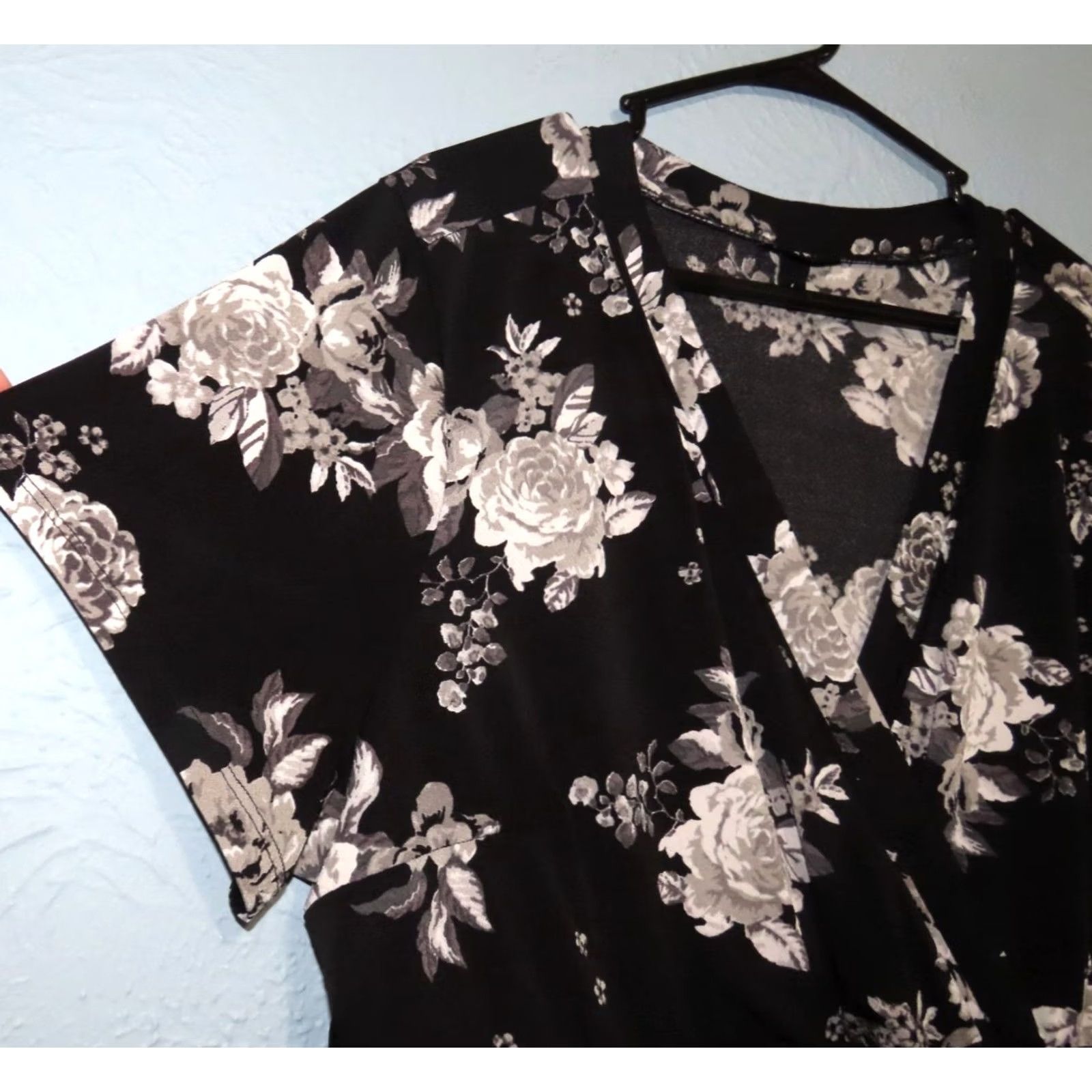 Torrid Torrid Blouse Knit Crepe Wrap Peplum Top Black Floral 4XL Womens Short Sleeve V-Neck Pullover Plus Size Size XXL / US 16-18 / IT 52-54 - 4 Thumbnail