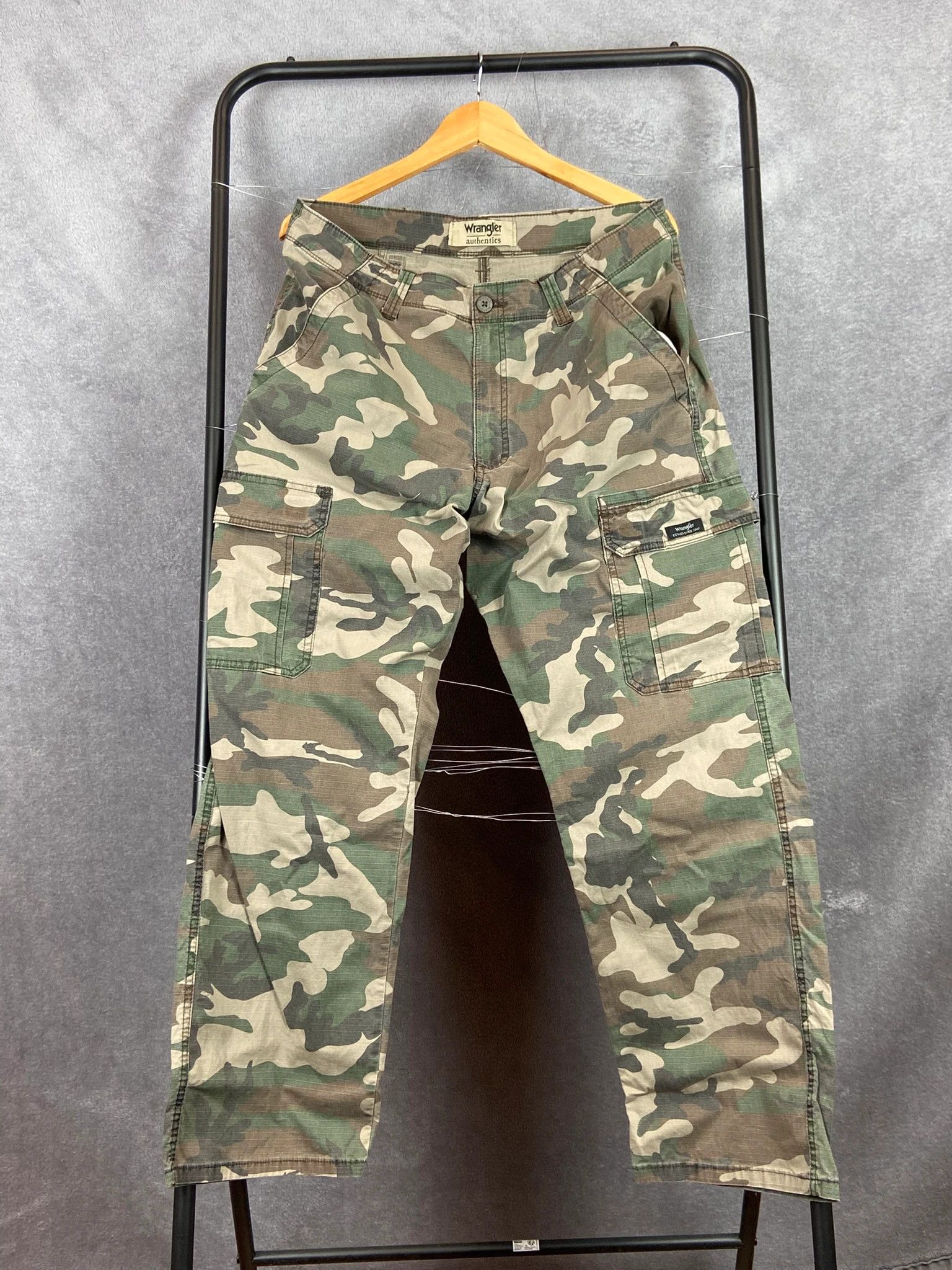Wrangler Wrangler Camo Cargo Pants – Military Style, Size M Size US 34 / EU 50 - 1 Thumbnail