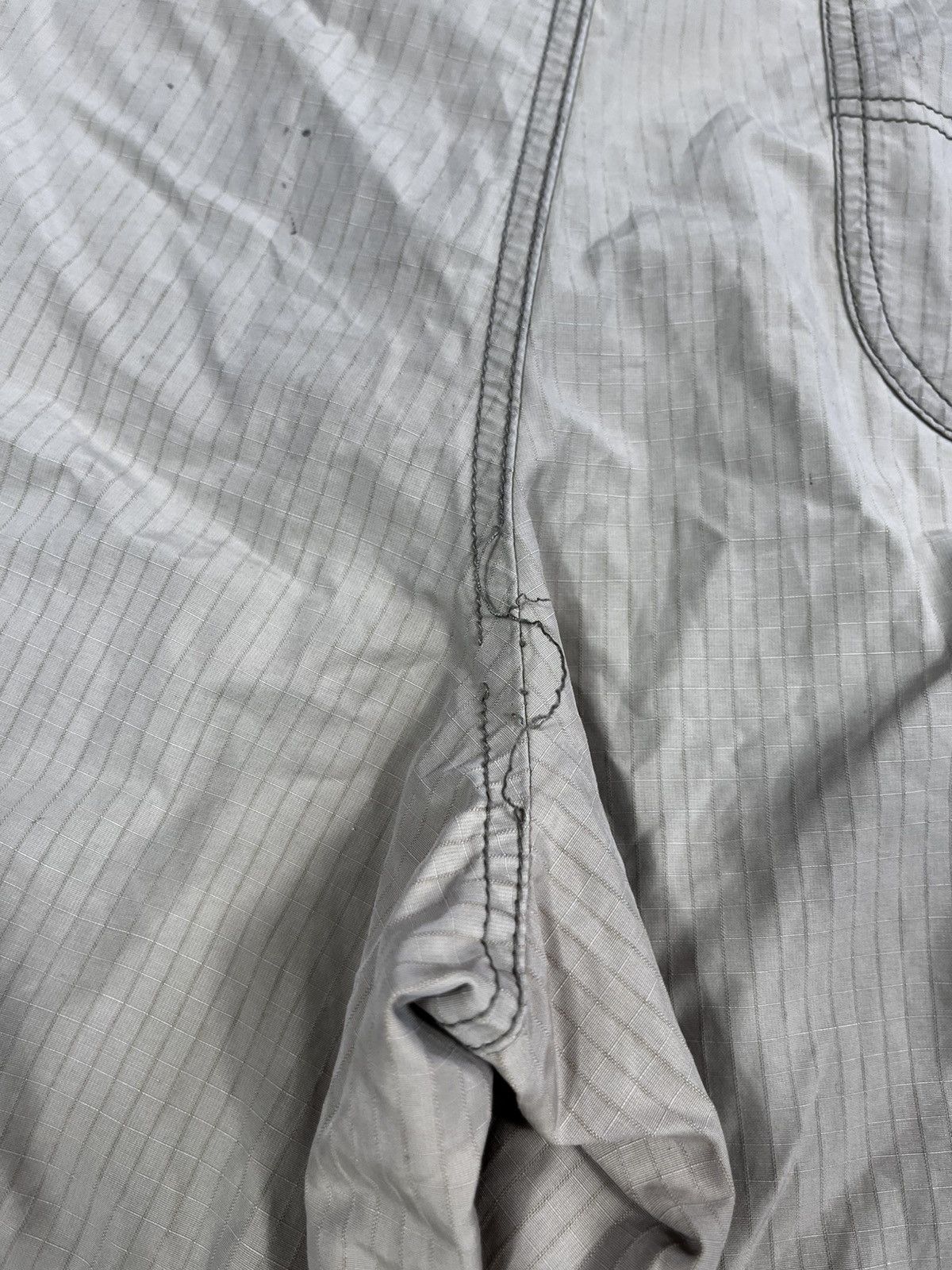 Tommy Hilfiger Vintage Tommy Hilfiger nylon shorts streetwear Y2K style L Size US 34 / EU 50 - 13 Thumbnail