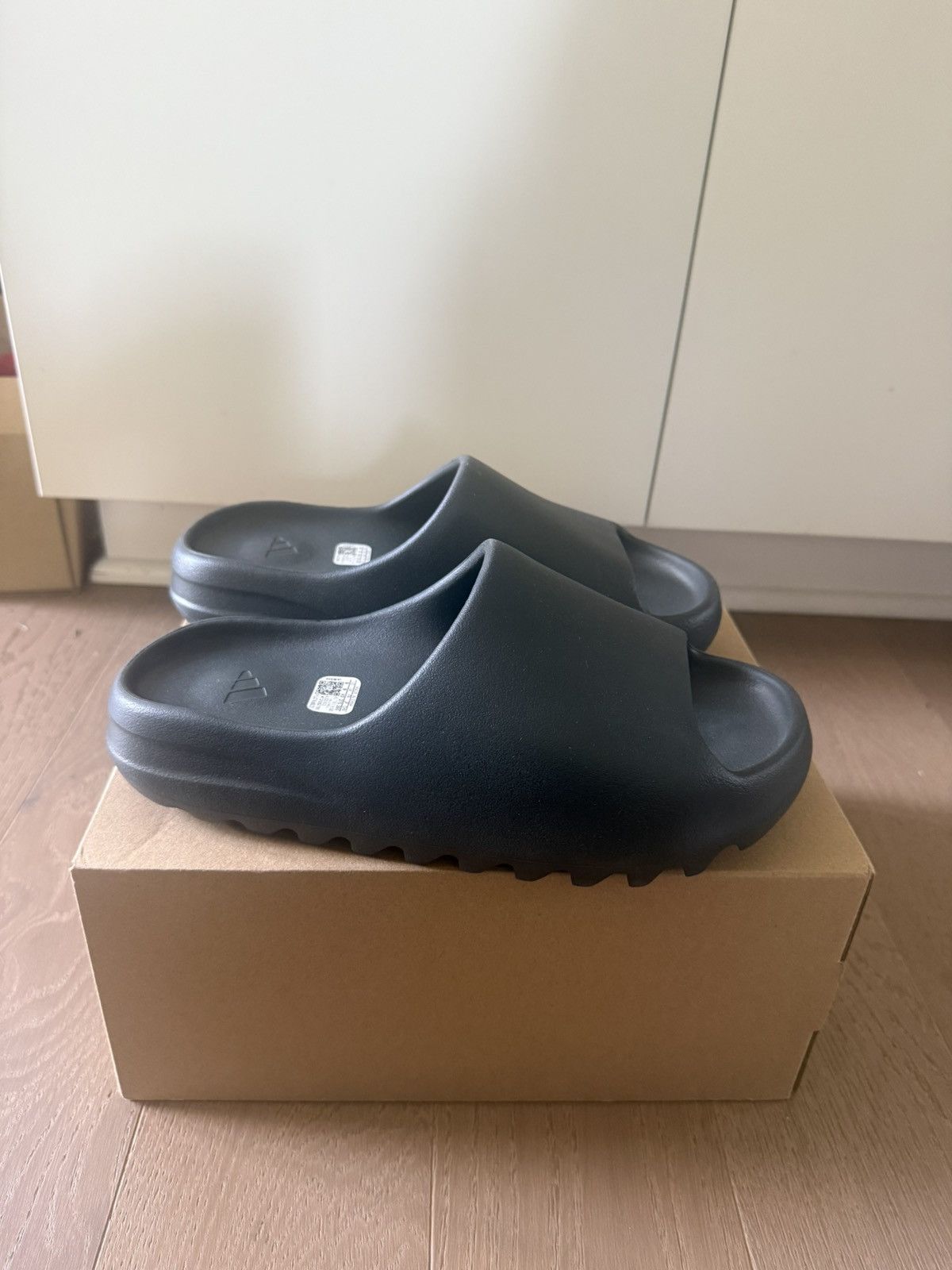 Yeezy Adidas Yeezy Slide Dark Onyx Size 9 Men’s NEW Size US 9 / EU 42 - 4 Thumbnail