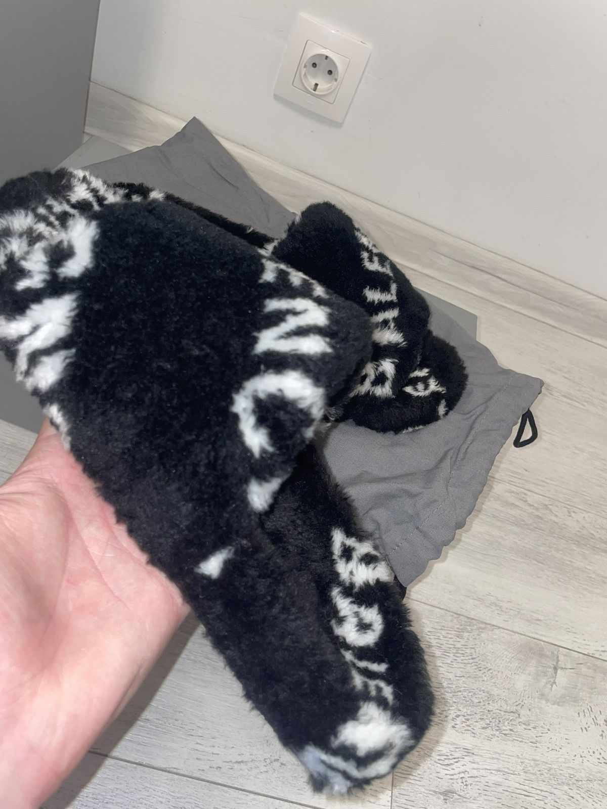 Balenciaga Balenciaga furry slides logo allover Size US 9 / EU 42 - 7 Thumbnail