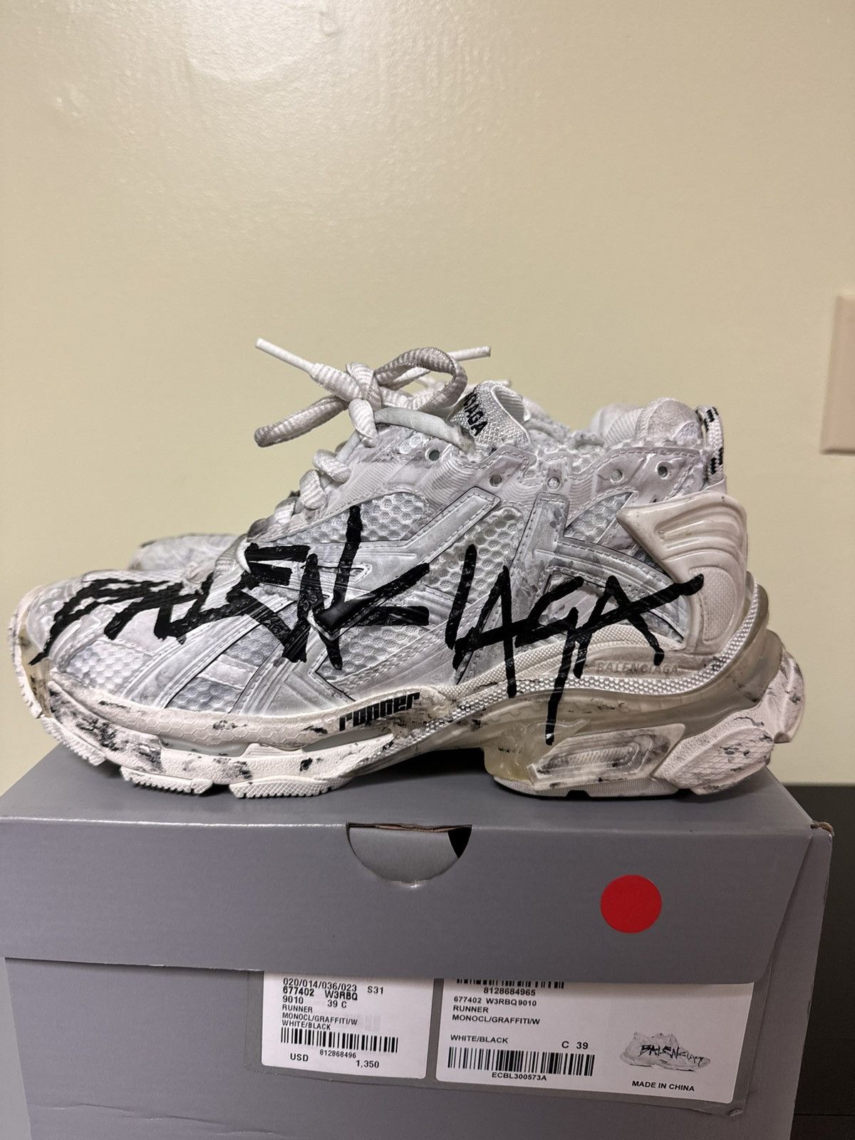 Balenciaga Balenciaga White Graffiti Runner 39 Size US 6 / EU 39 - 1 Thumbnail