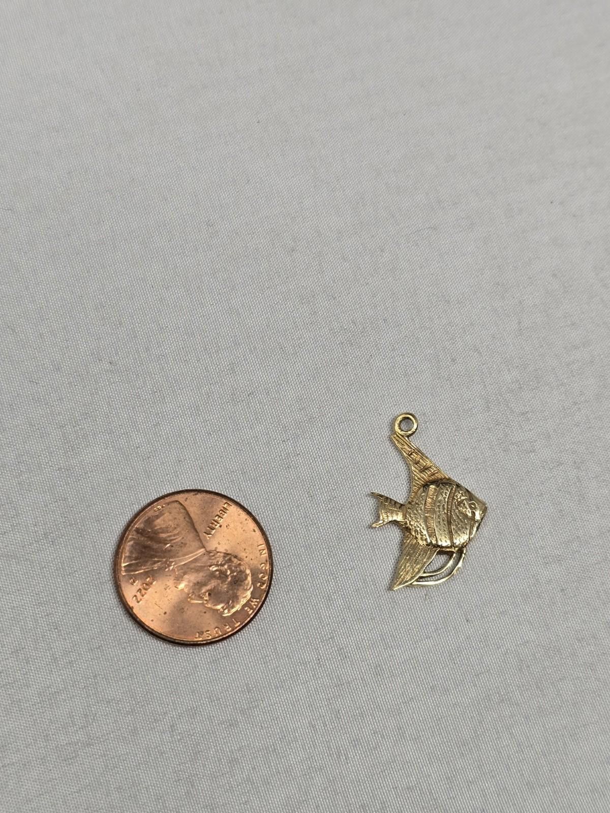 The Unbranded Brand 14K Gold Angelfish Charm Pendant Vintage Style Size ONE SIZE - 7 Thumbnail