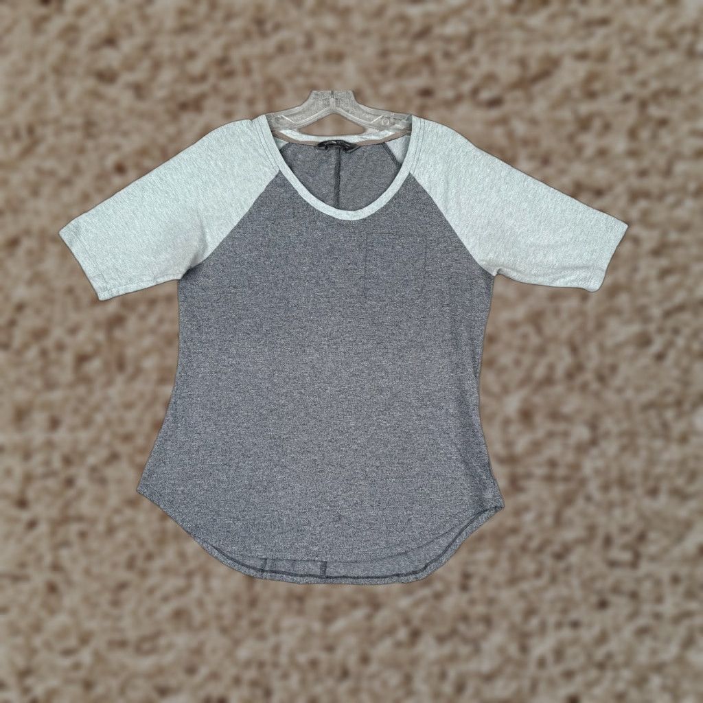 The North Face The North Face Shirt Women's Medium Blue Gray Raglan Style Polyester Blend READ Size M / US 6-8 / IT 42-44 - 1 Thumbnail