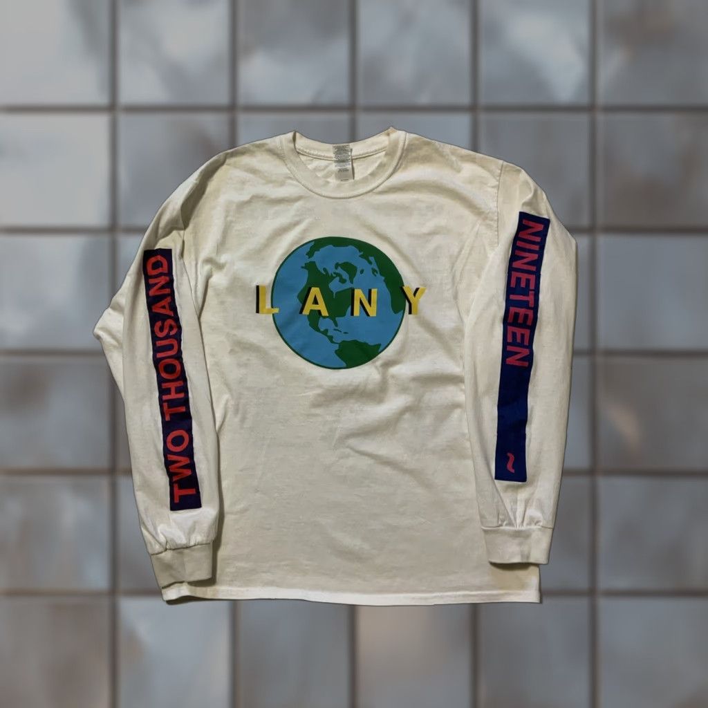 Gildan Lany 2019 World Tour Concert Globe Graphic Pop Rock Band Merch L/S T-Shirt Sz. L Size US L / EU 52-54 / 3 - 1 Thumbnail