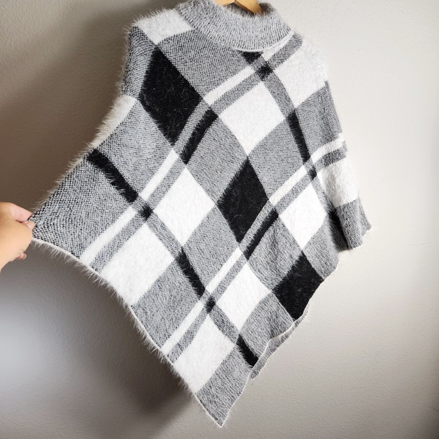 Vintage Womens Eyelash Black/White Plaid Poncho Sweater-OSFM Size ONE SIZE - 3 Thumbnail