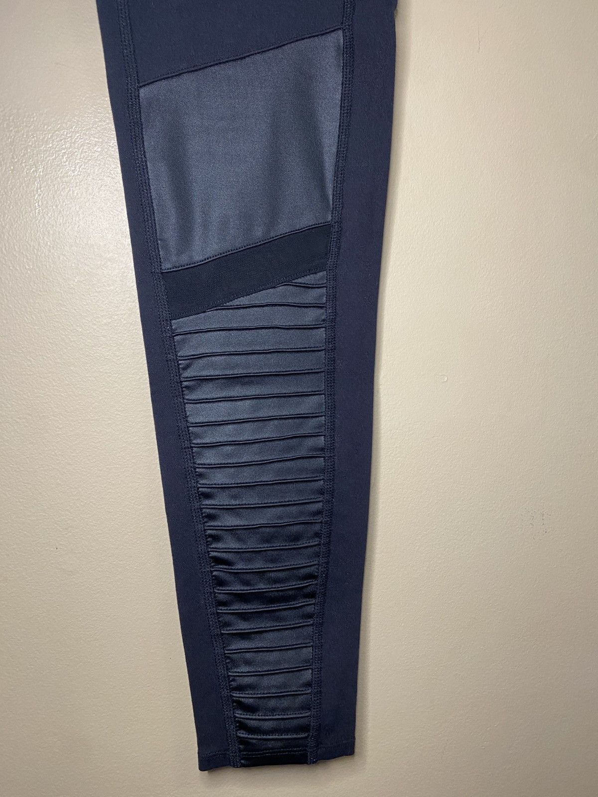 Alo Yoga ALO Yoga Black/Black Glossy High-Waist Moto Leggings Size 30" / US 8 / IT 44 - 10 Thumbnail