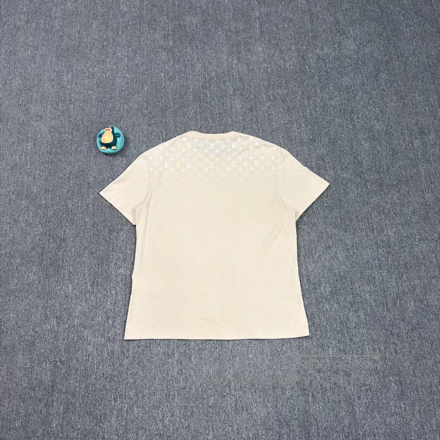 Louis Vuitton LV 25 Gradient Print Beige Short-Sleeve. Size US M / EU 48-50 / 2 - 2 Thumbnail