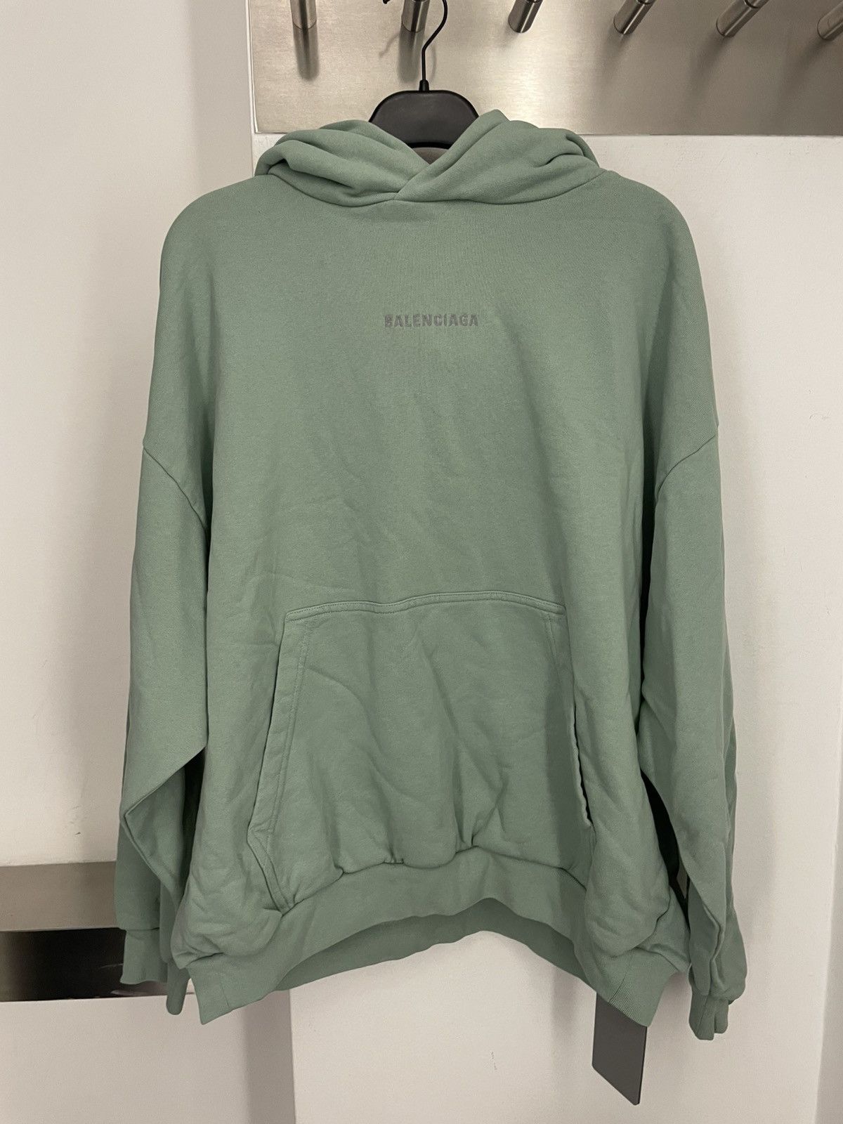 BACK REFLECTIVE HOODIE MEDIUM FIT IN SAGE GREEN