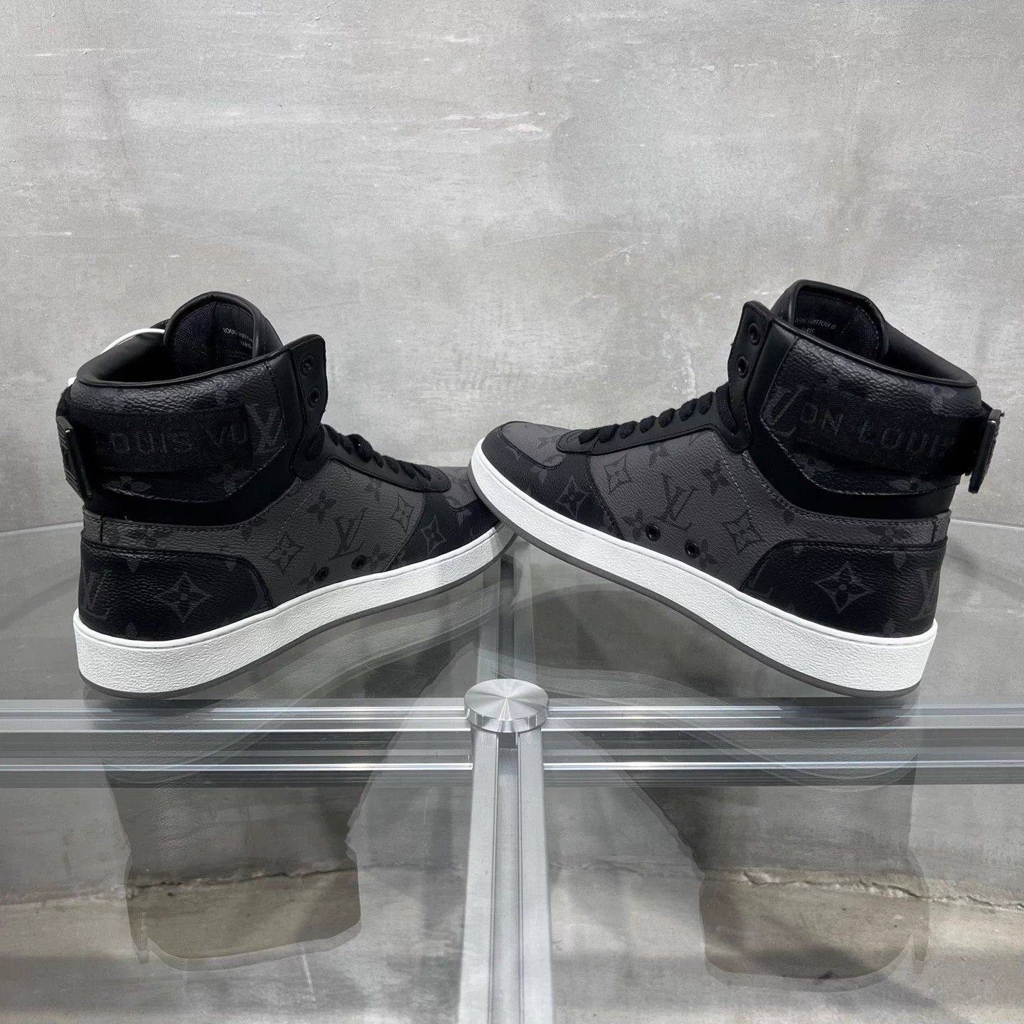 Louis Vuitton Louis Vuitton Rivoli Black Monogram Sneakers UK7 Size US 7 / EU 40 - 5 Thumbnail