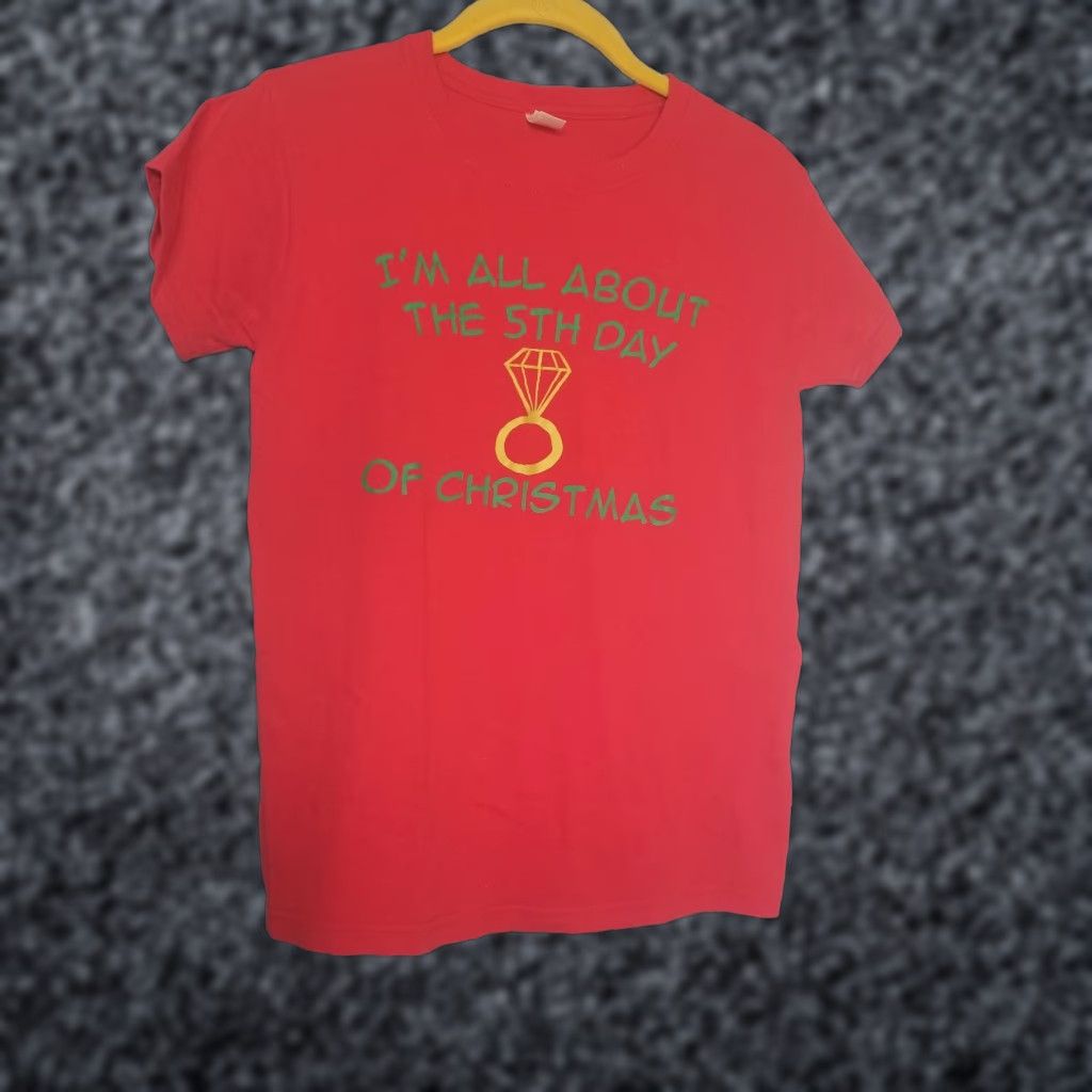 Anvil VINTAGE Anvil Graphic Tee T-Shirt "I'm All About The 5th Day of Christmas" Holiday Red Women’s S Size S / US 4 / IT 40 - 1 Thumbnail