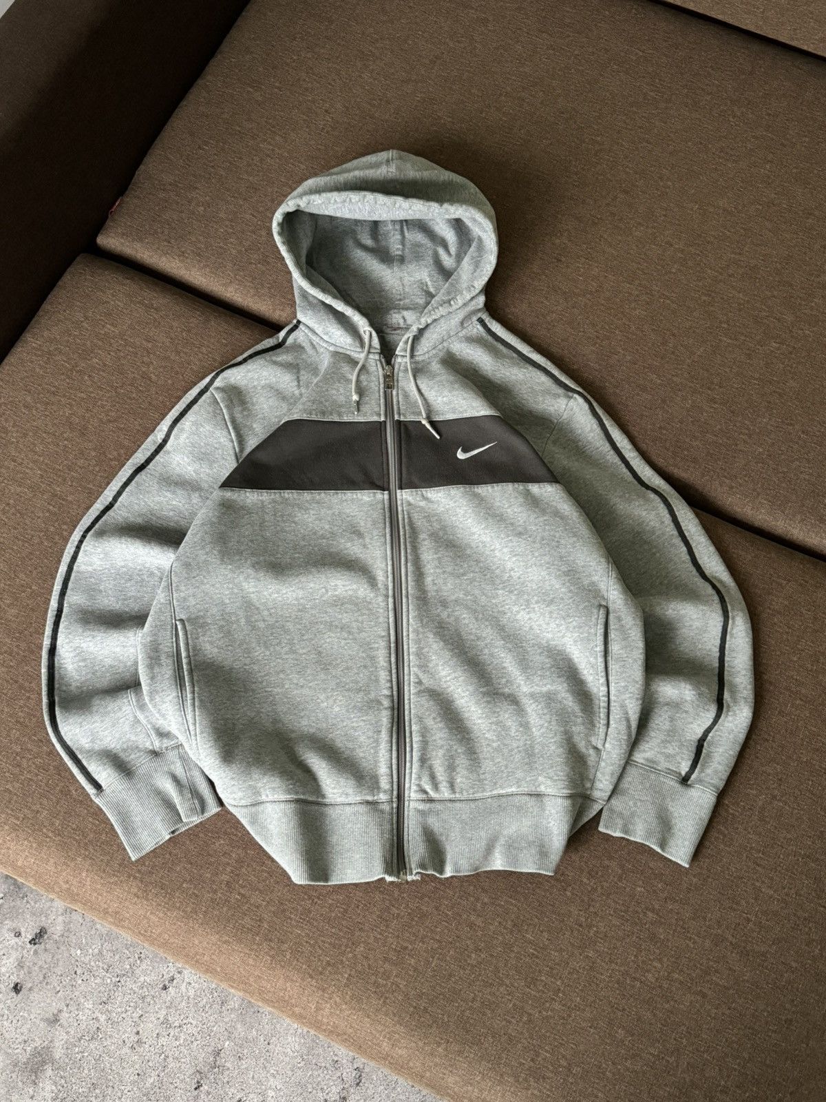 Nike Vintage Nike Y2K grey zip hoodie size XL Size US XL / EU 56 / 4 - 1 Thumbnail