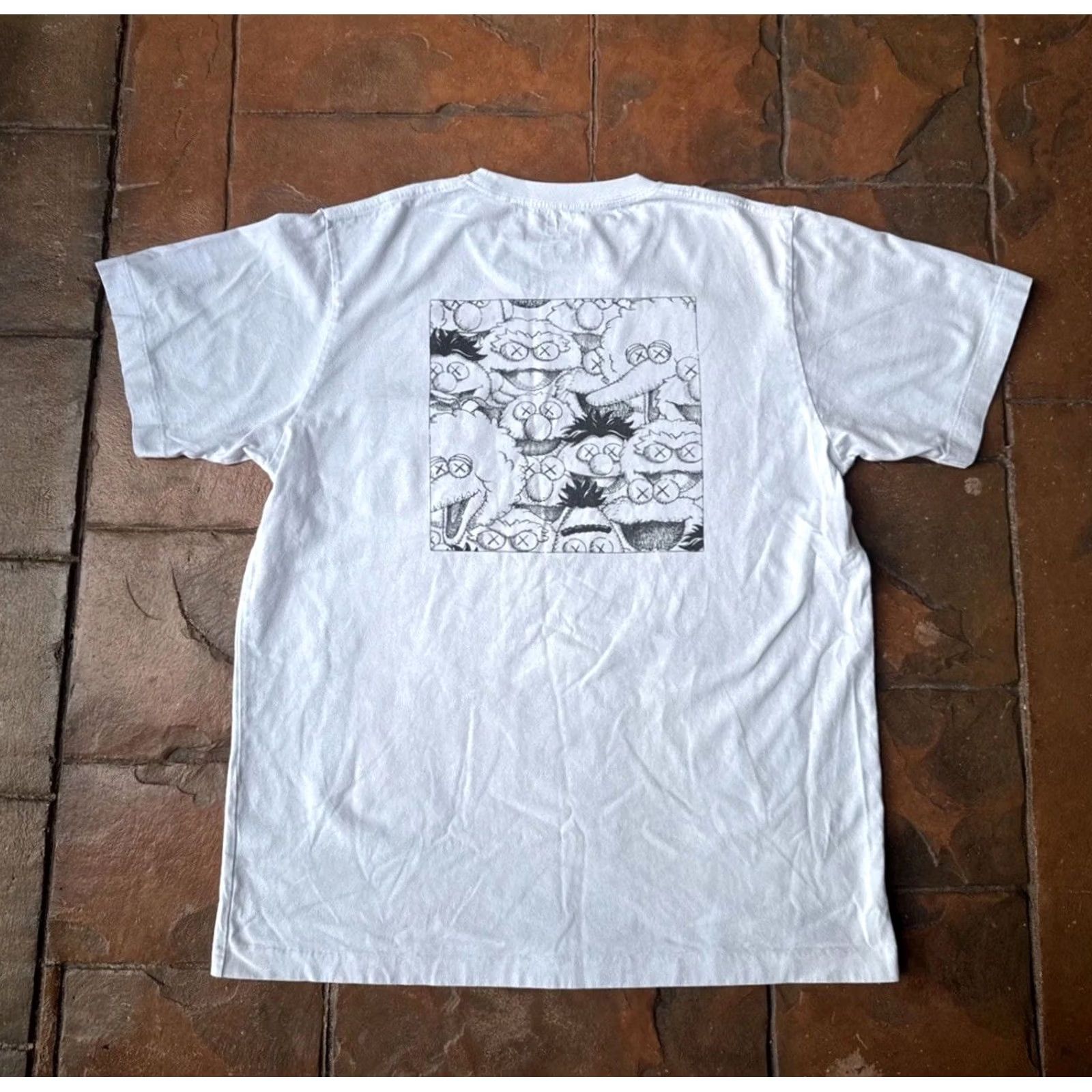 Uniqlo Kaws x Sesame Street Uniqlo UT Pocket T-Shirt Large White Crew Neck Short Sleeve Uniqlo Logo Elmo Art All Seasons Men Size US L / EU 52-54 / 3 - 2 Thumbnail